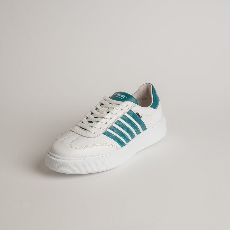 Weißer Kuenzli Schuh mit grünen Streifen auf hellem Hintergrund, ideal für Freizeitaktivitäten.