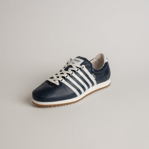 Ein blauer und weißer Kuenzli Schuhe Sneaker auf hellem Hintergrund.