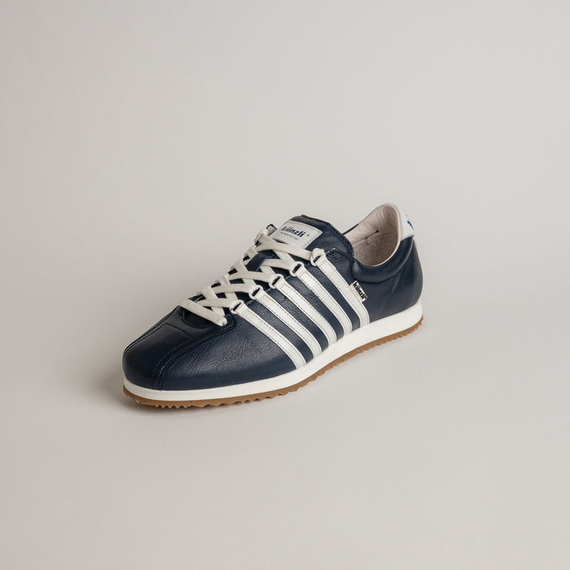 Ein blauer und weißer Kuenzli Schuhe Sneaker auf hellem Hintergrund.