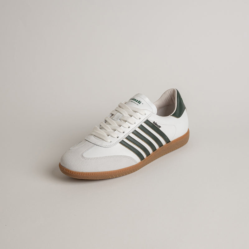 Weißer Kuenzli Schuh mit grünen Streifen und brauner Sohle auf hellem Hintergrund.