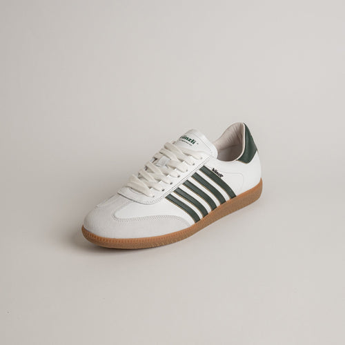 Weiß-grüner Kuenzli Schuhe Sneaker mit Streifen und brauner Sohle auf neutralem Hintergrund.