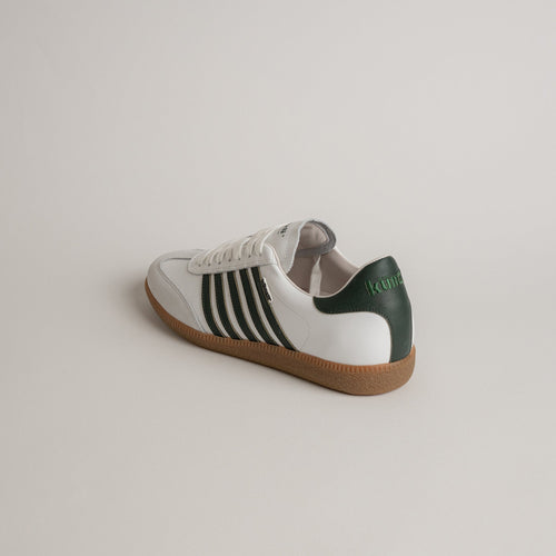 Weiß-grüner Kuenzli Schuhe Sneaker mit brauner Sohle auf hellem Hintergrund.