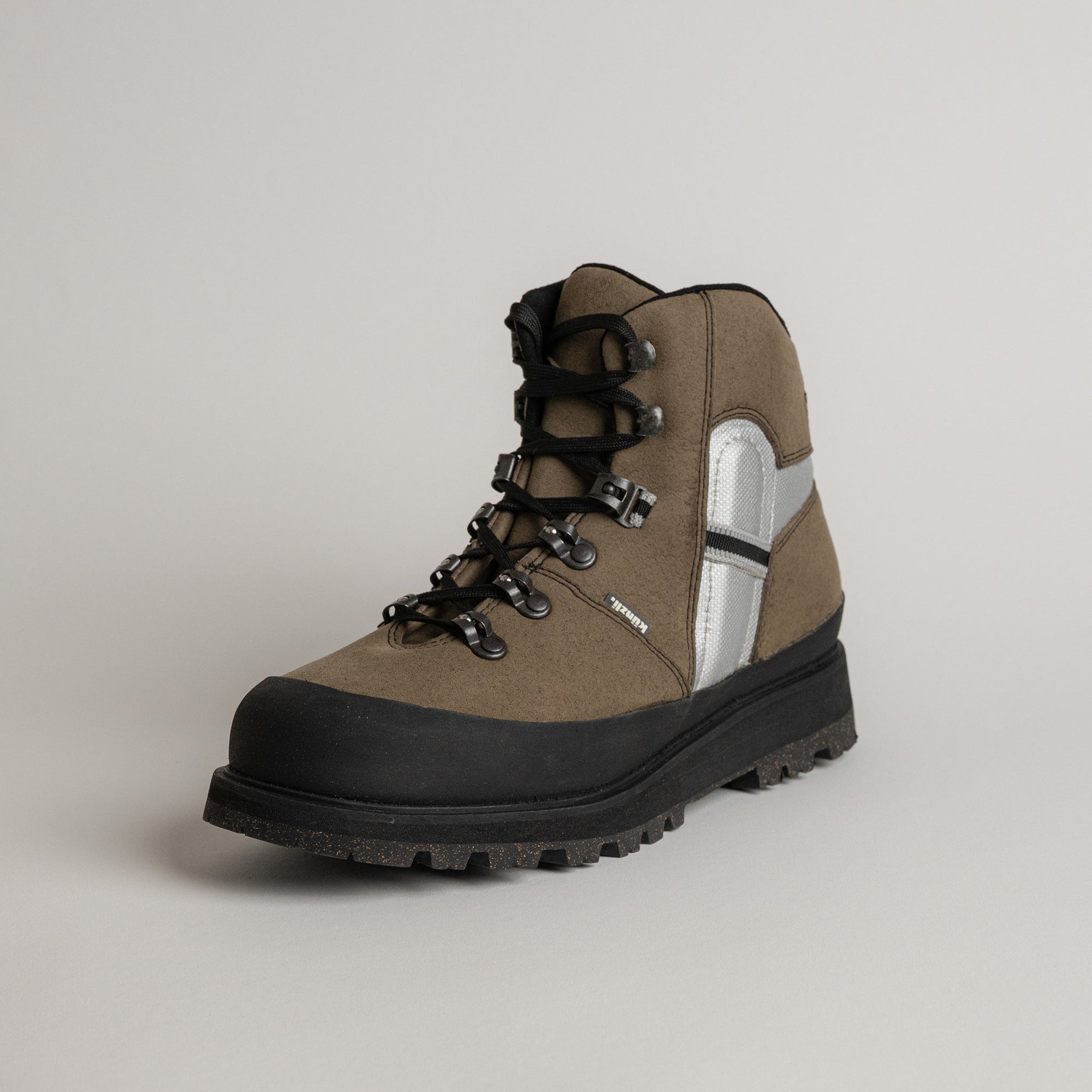 Brauner Wanderschuh von Kuenzli Schuhe mit robustem Profil und schwarzer Sohle.