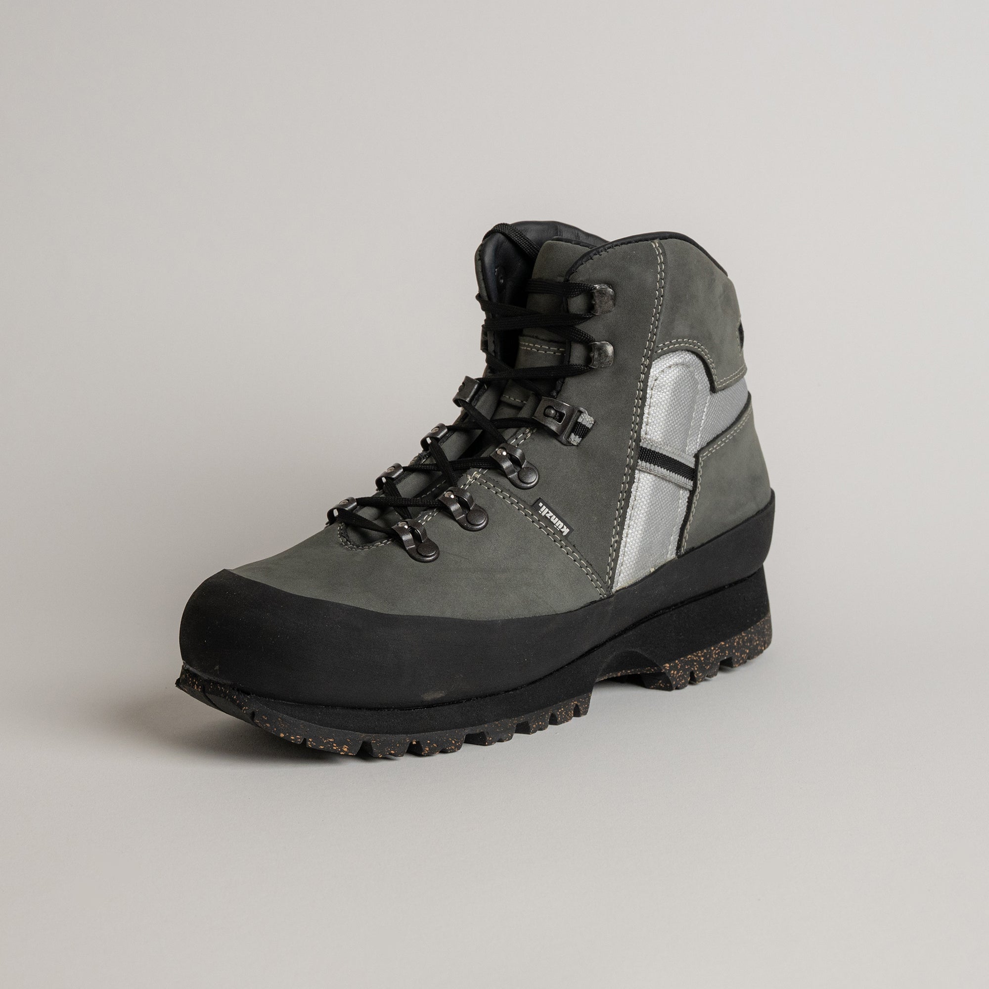 Ein grauer Wanderschuh von Kuenzli Schuhe mit robustem Profil und schwarzem Leder.