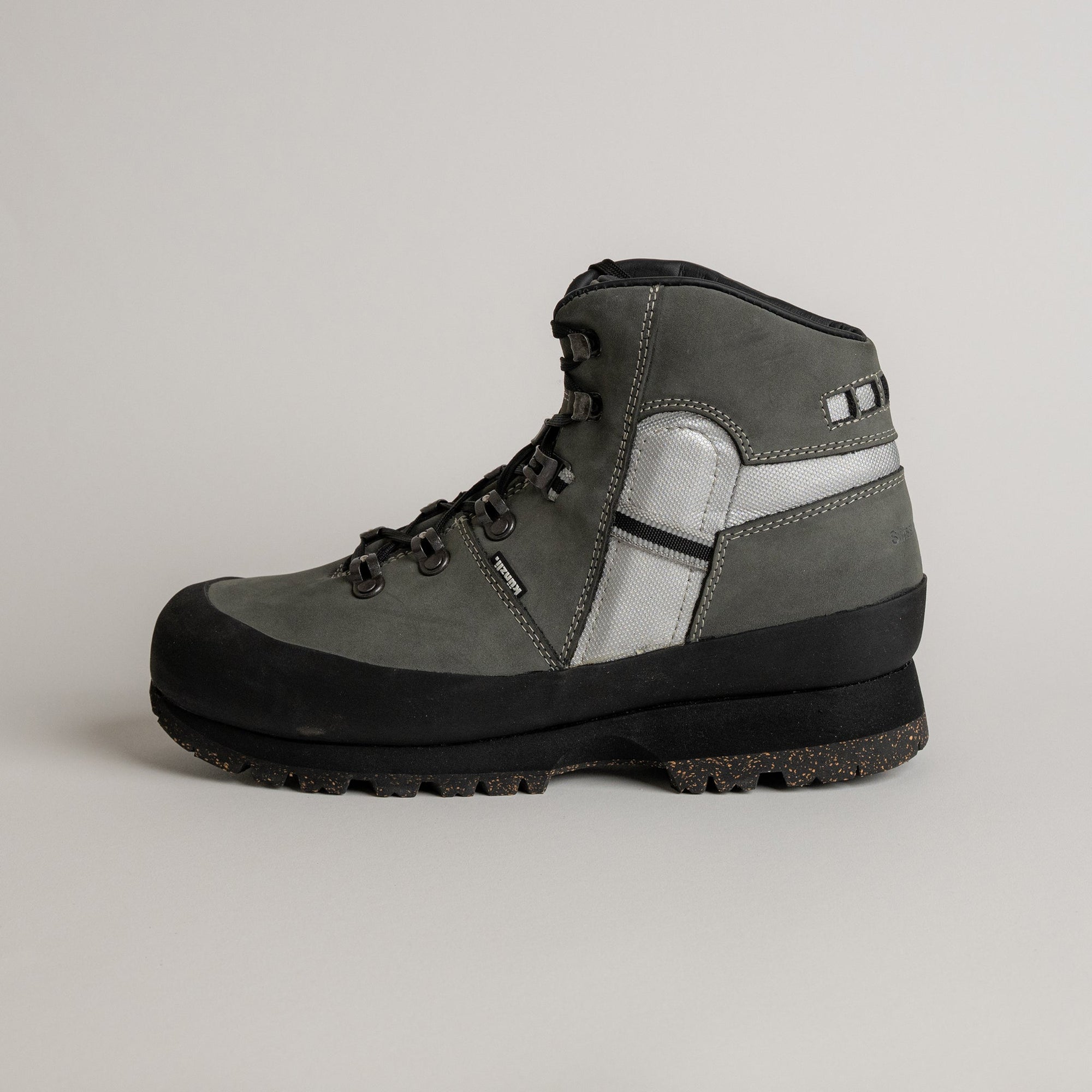 Ein grauer Wanderstiefel von Kuenzli Schuhe mit robustem Profil und Lederdetails.