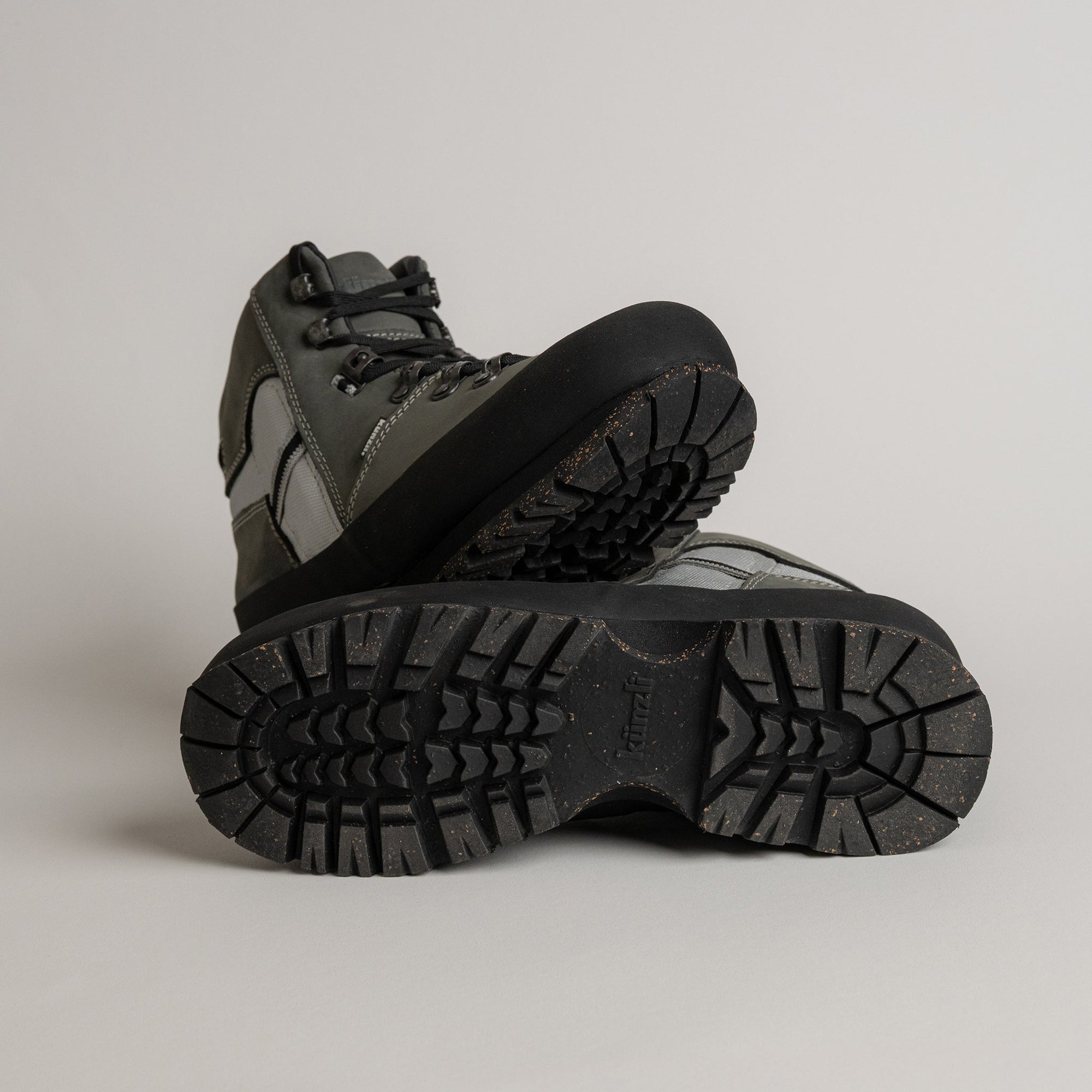 Ein Paar robuste, graue Wanderschuhe von Kuenzli Schuhe mit griffiger Sohle.