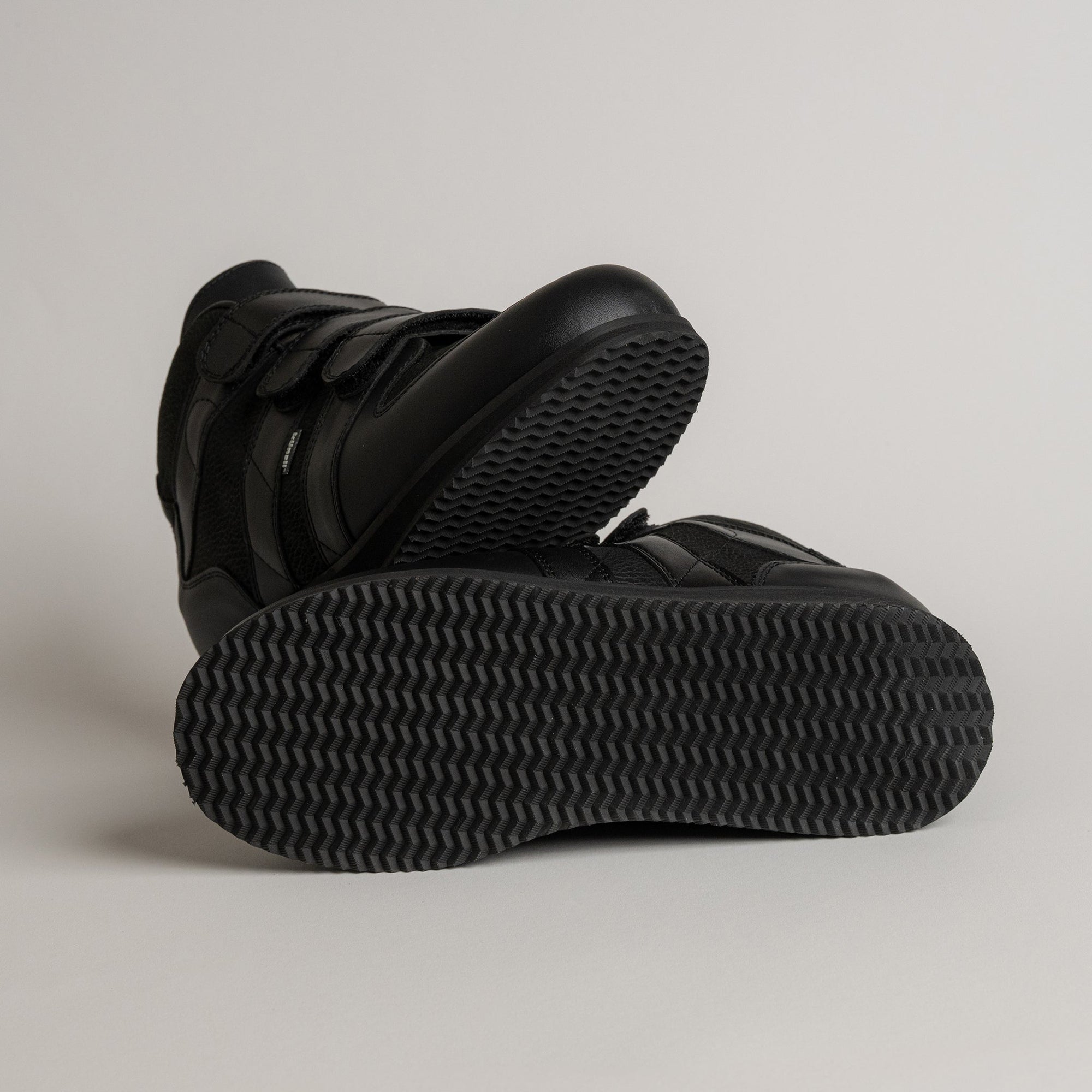 Schwarze Kuenzli Schuhe mit rutschfester Sohle, ideal für Outdoor-Aktivitäten und Waldtraining.