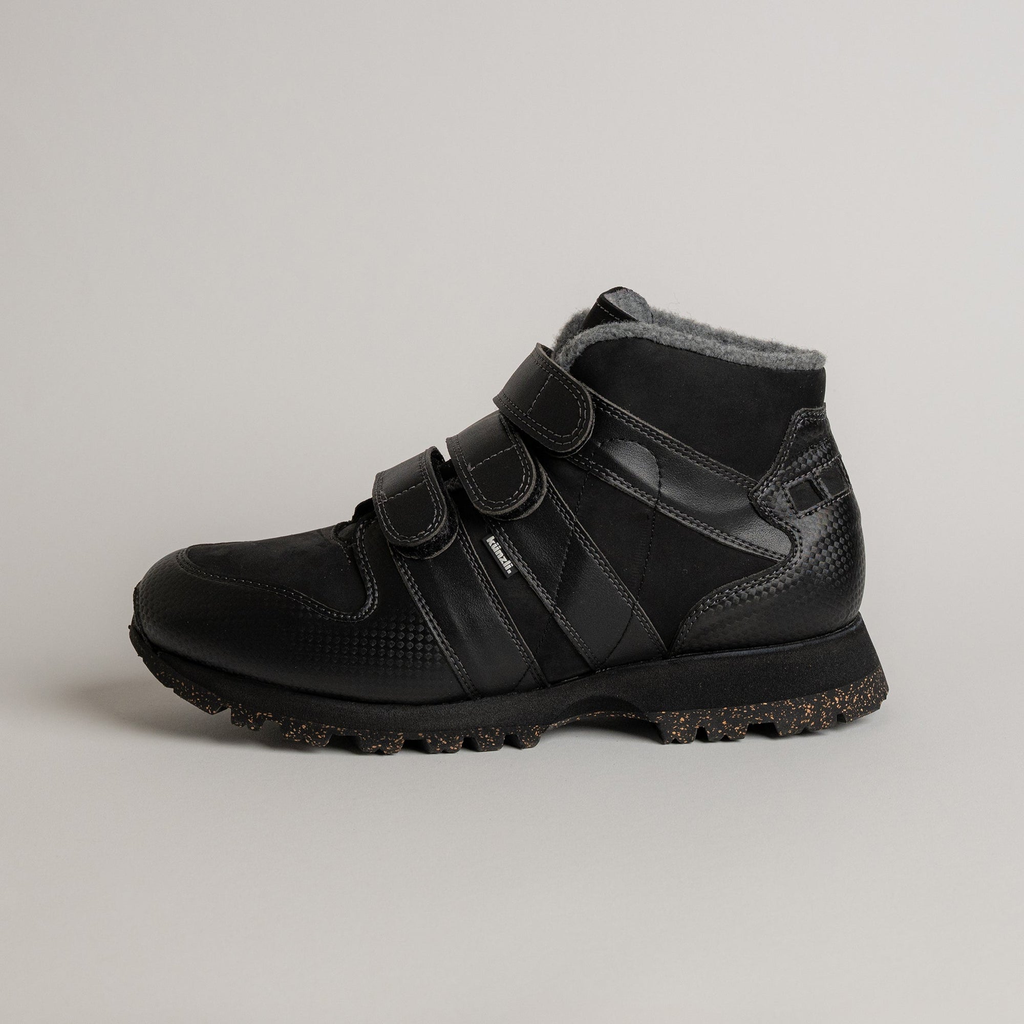 Schwarzer Winterstiefel von Kuenzli Schuhe mit Klettverschluss und isolierendem Innenfutter.