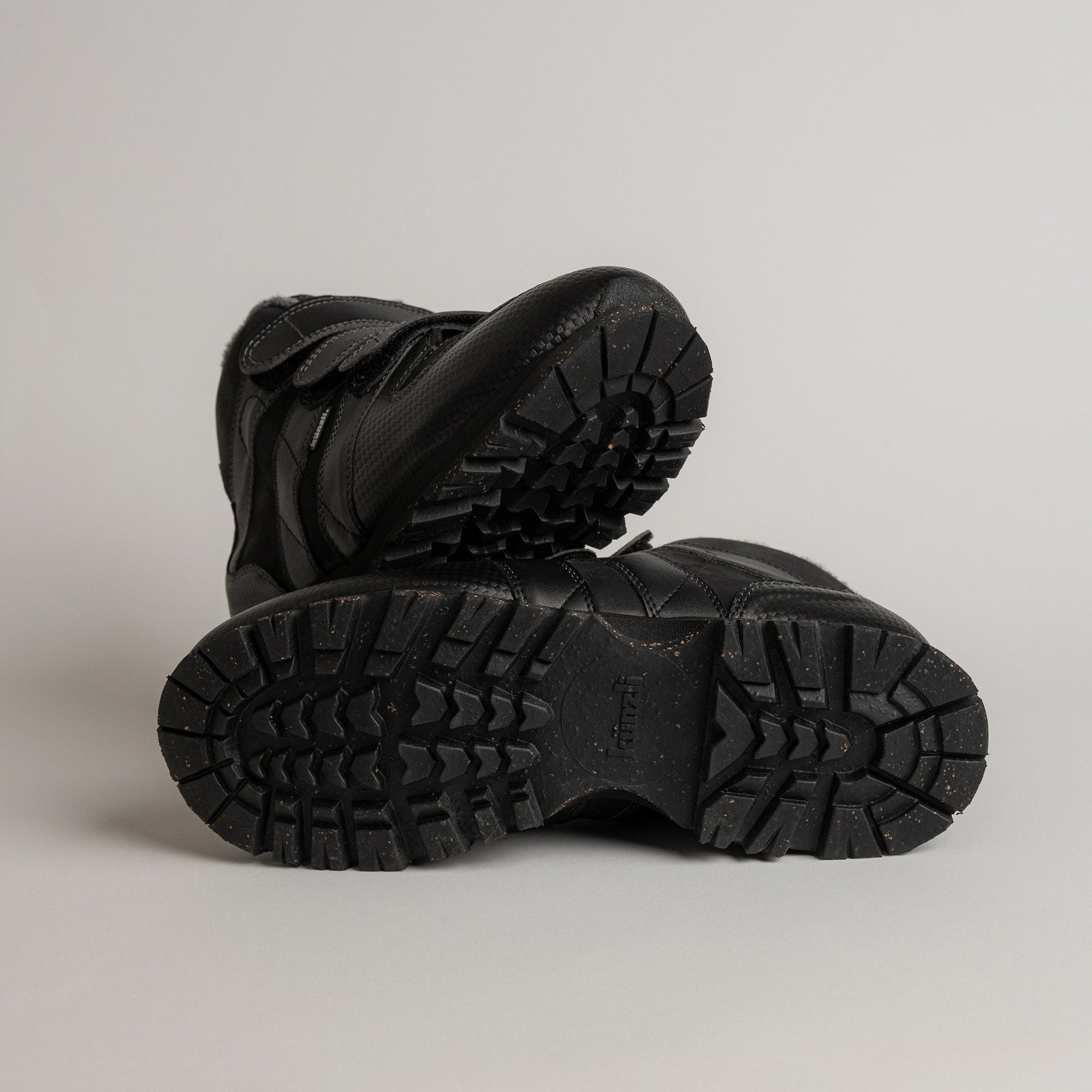 Schwarze Kuenzli Schuhe mit robustem Profil, ideal für Outdoor-Aktivitäten und Waldtraining.