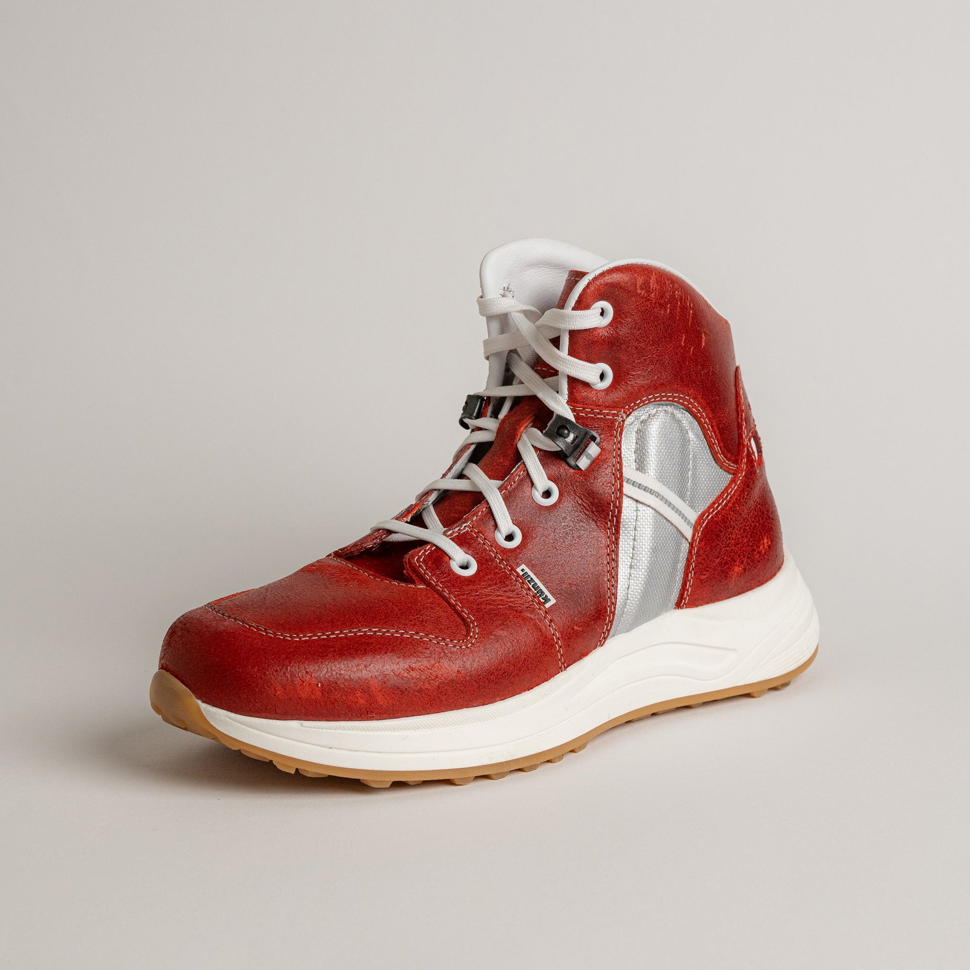 Roter Kuenzli Schuhe Sneaker aus Leder mit weißer Sohle, ideal für Outdoor-Aktivitäten.