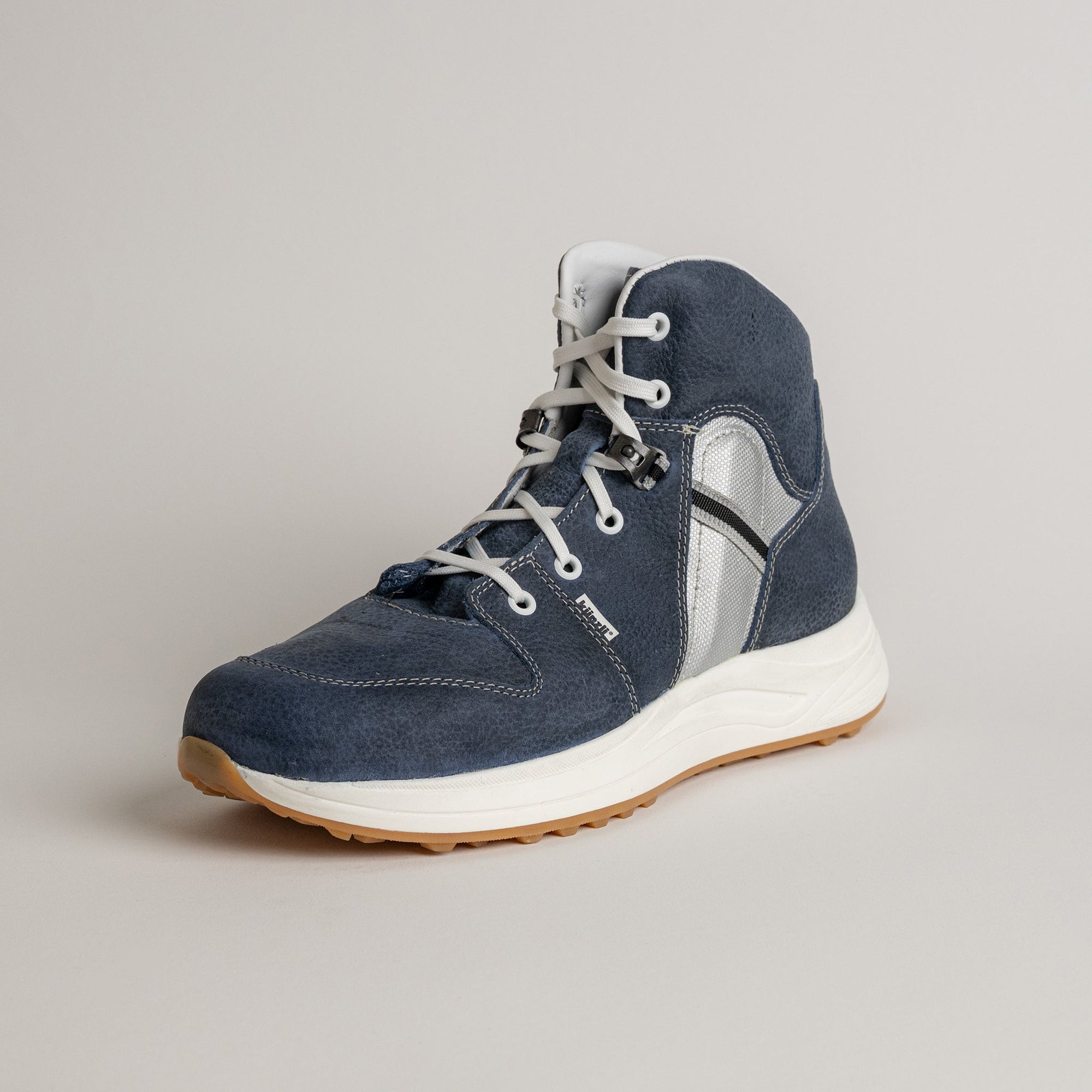 Blauer Kuenzli Schuhe Sneaker mit weißer Sohle und Schnürsenkeln, ideal für Outdoor-Aktivitäten.