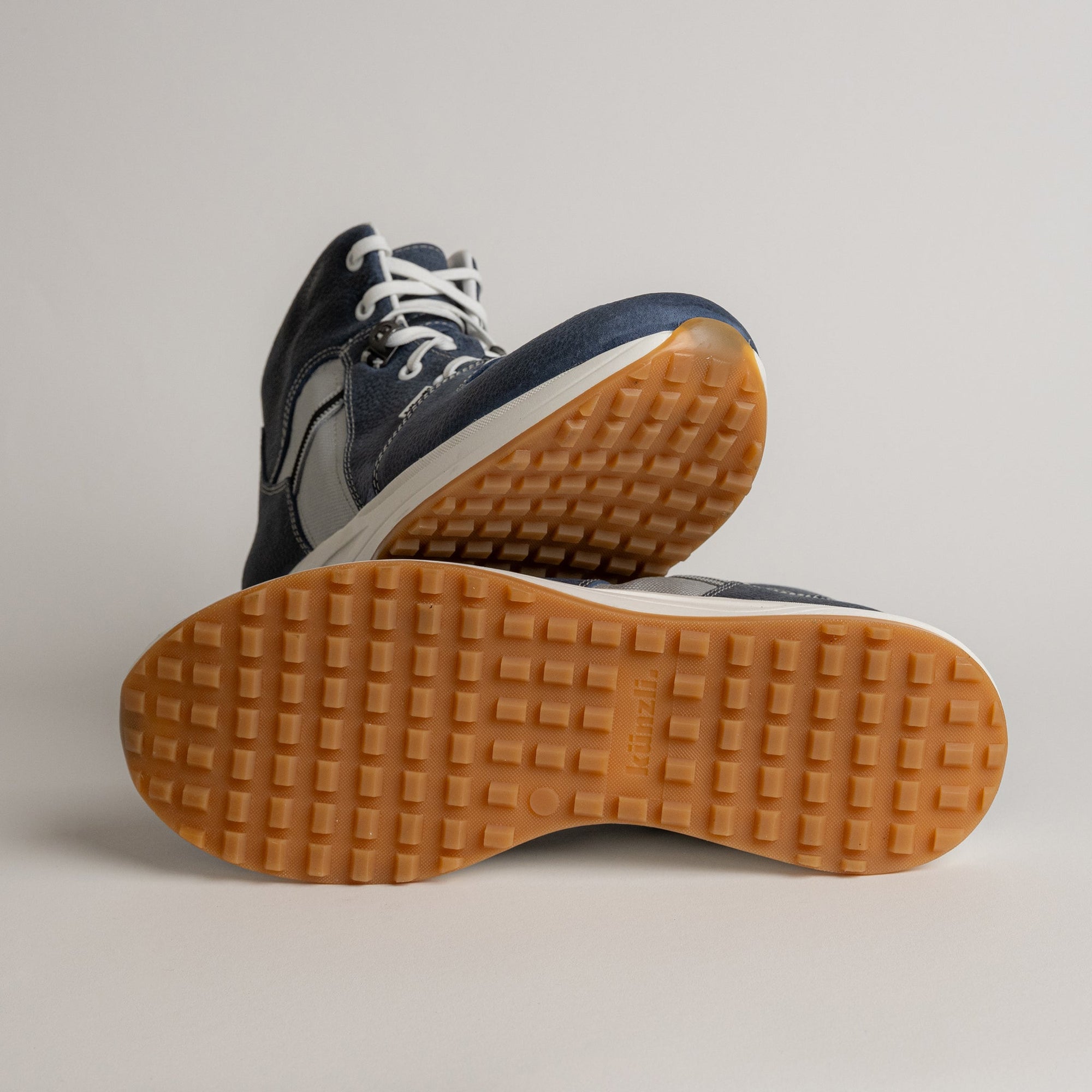 Kuenzli Schuhe in Jeansblau mit rutschfester Sohle auf hellem Hintergrund.