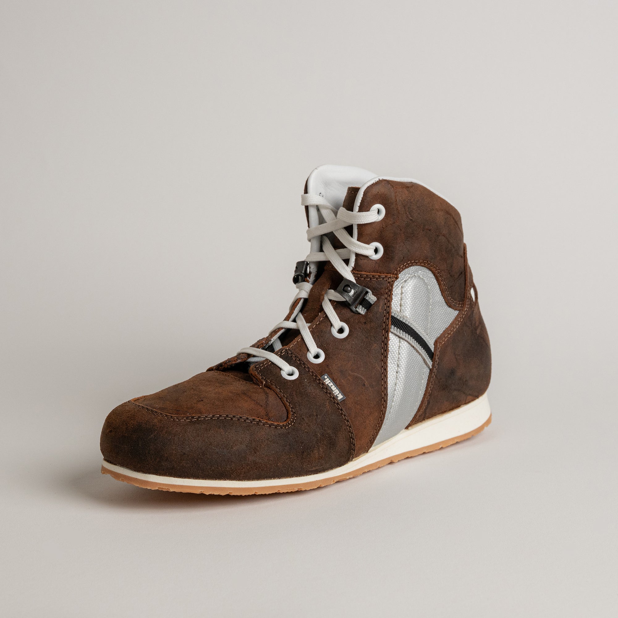 Brauner Kuenzli Schuhe Sneaker aus Leder mit weißem Schnürsenkel und silbernem Detail.