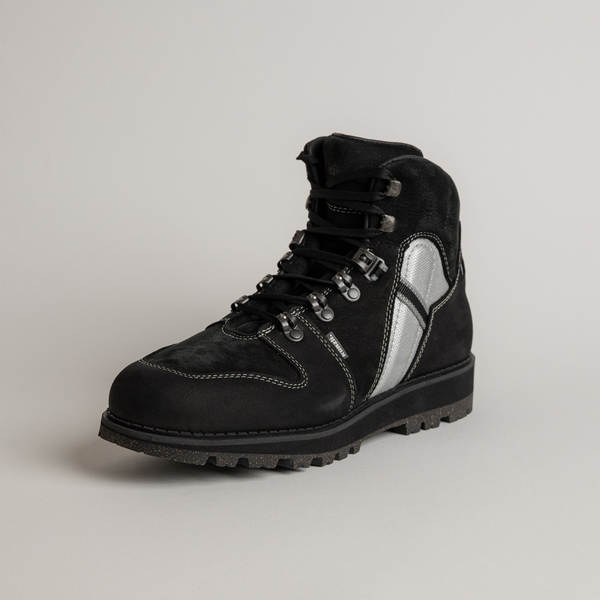 Schwarzer Wanderschuh von Kuenzli Schuhe aus Leder mit robusten Schnürsenkeln.