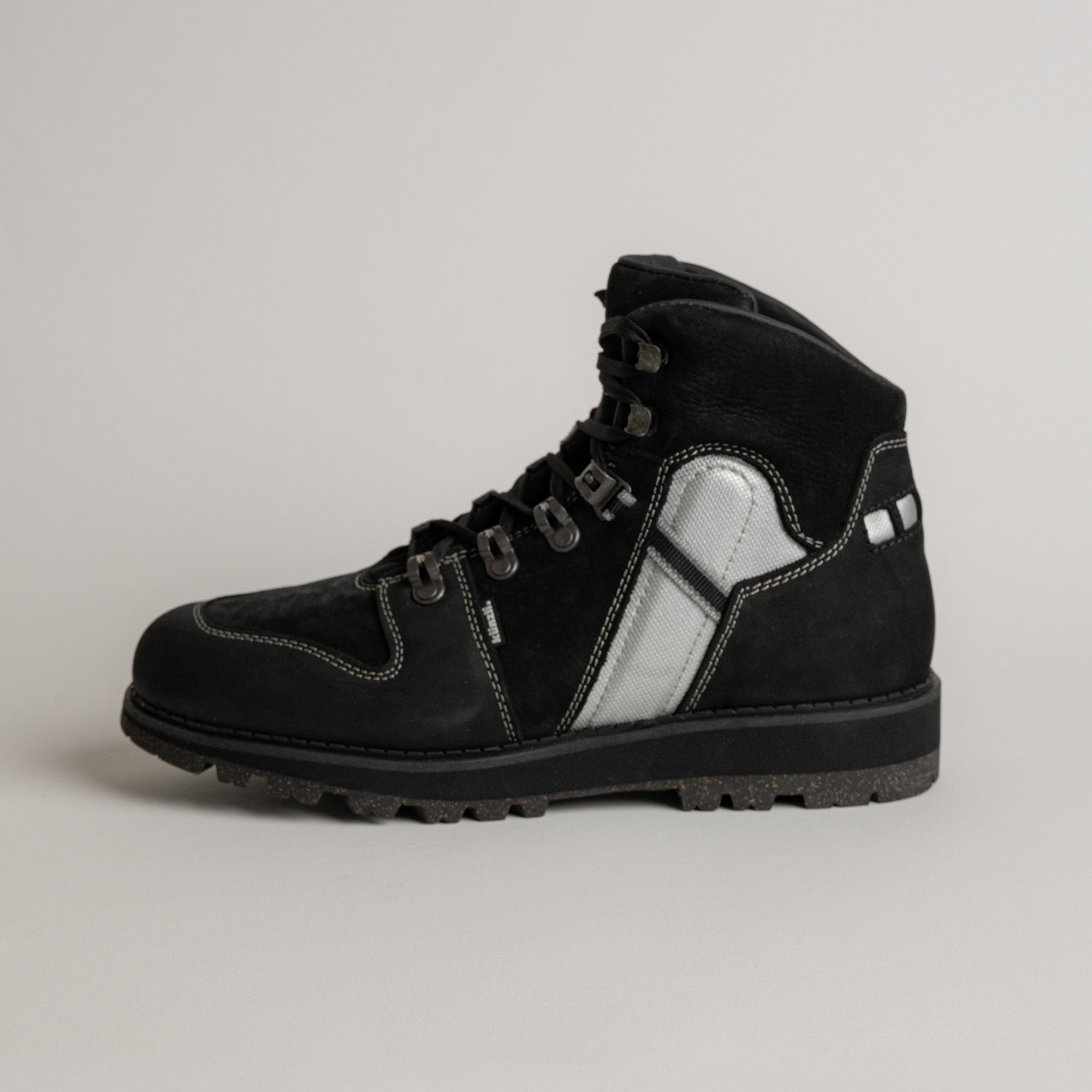 Schwarzer Wanderschuh von Kuenzli Schuhe mit grauen Details und robuster Sohle.