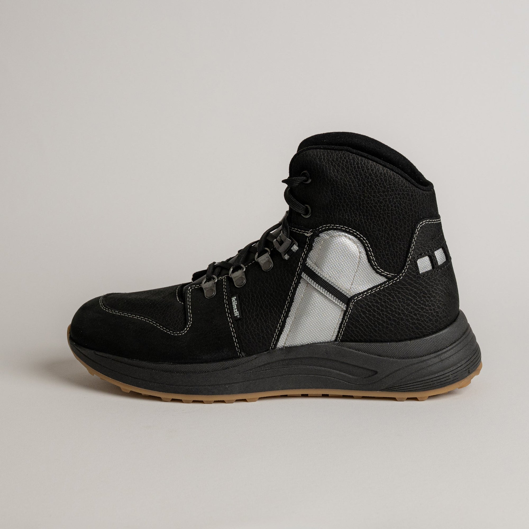 Schwarzer Kuenzli Schuhe Stiefel mit grauen Details, ideal für Outdoor-Aktivitäten.