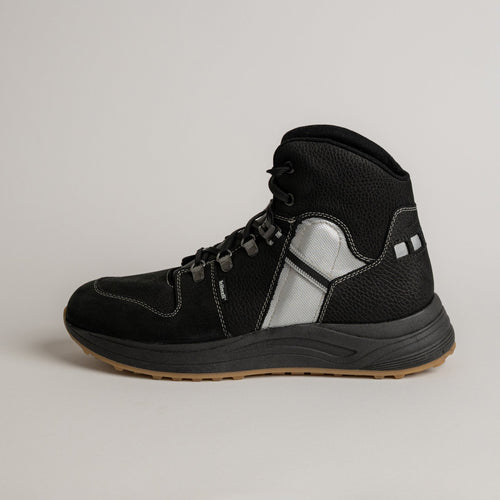 Schwarzer Kuenzli Schuhe Stiefel mit grauen Details, ideal für Outdoor-Aktivitäten.