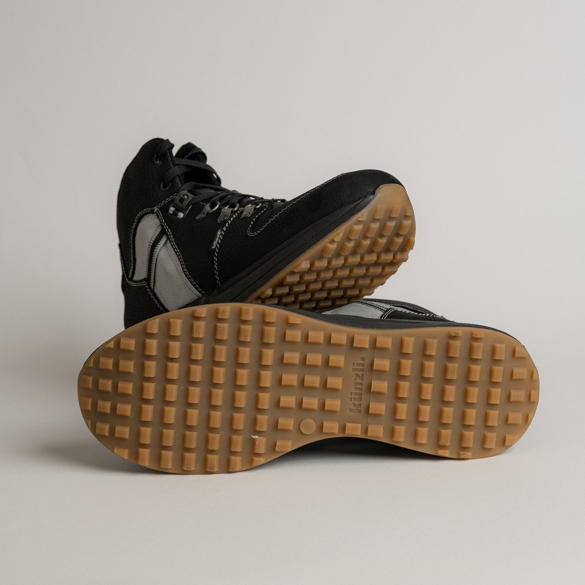 Schwarze Kuenzli Schuhe mit rutschfester Sohle, ideal für Outdoor-Aktivitäten und Waldtraining.