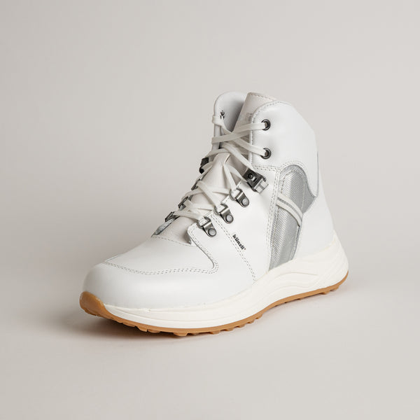 Ein weißer Kuenzli Schuhe Wanderschuh mit robusten Schnürsenkeln und rutschfester Sohle.