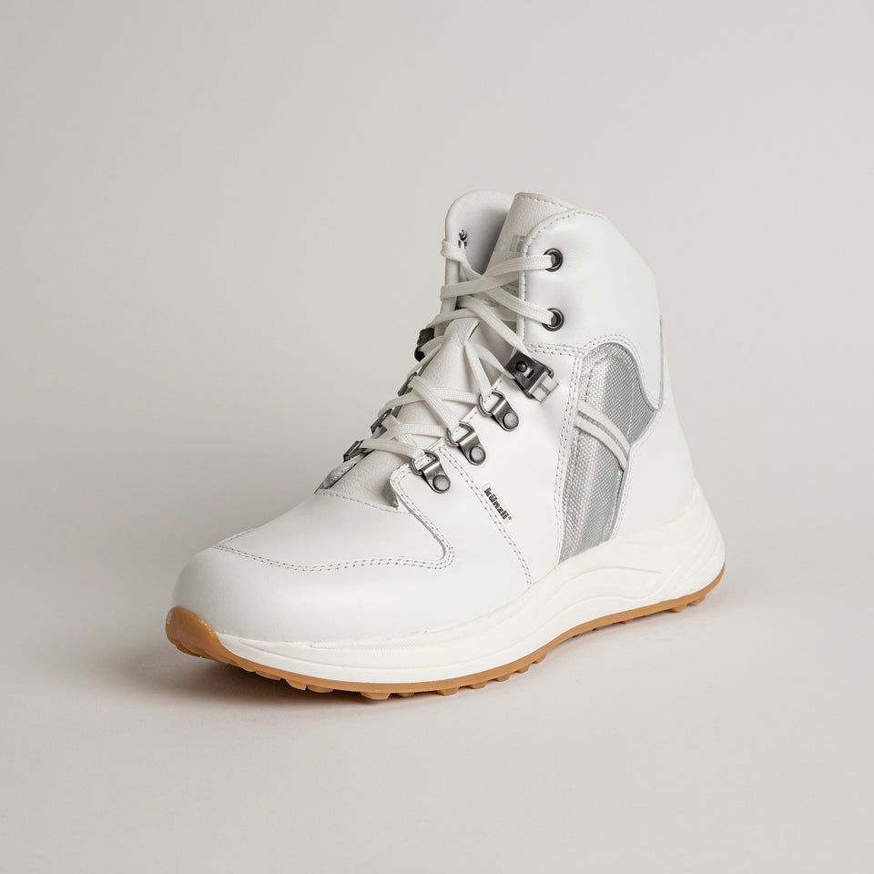 Ein weißer Kuenzli Schuhe Wanderschuh mit robusten Schnürsenkeln und rutschfester Sohle.