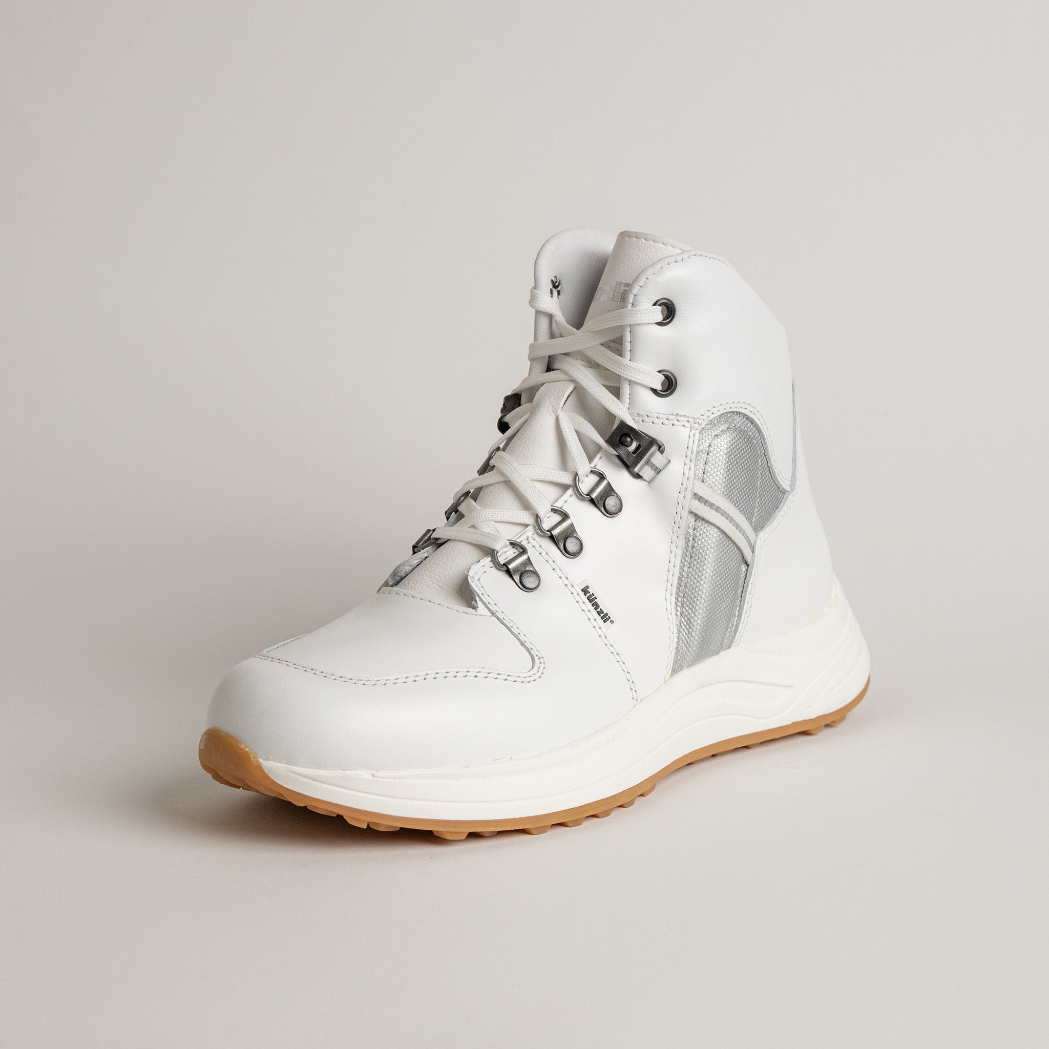 Ein weißer Kuenzli Schuhe Wanderschuh mit robusten Schnürsenkeln und rutschfester Sohle.