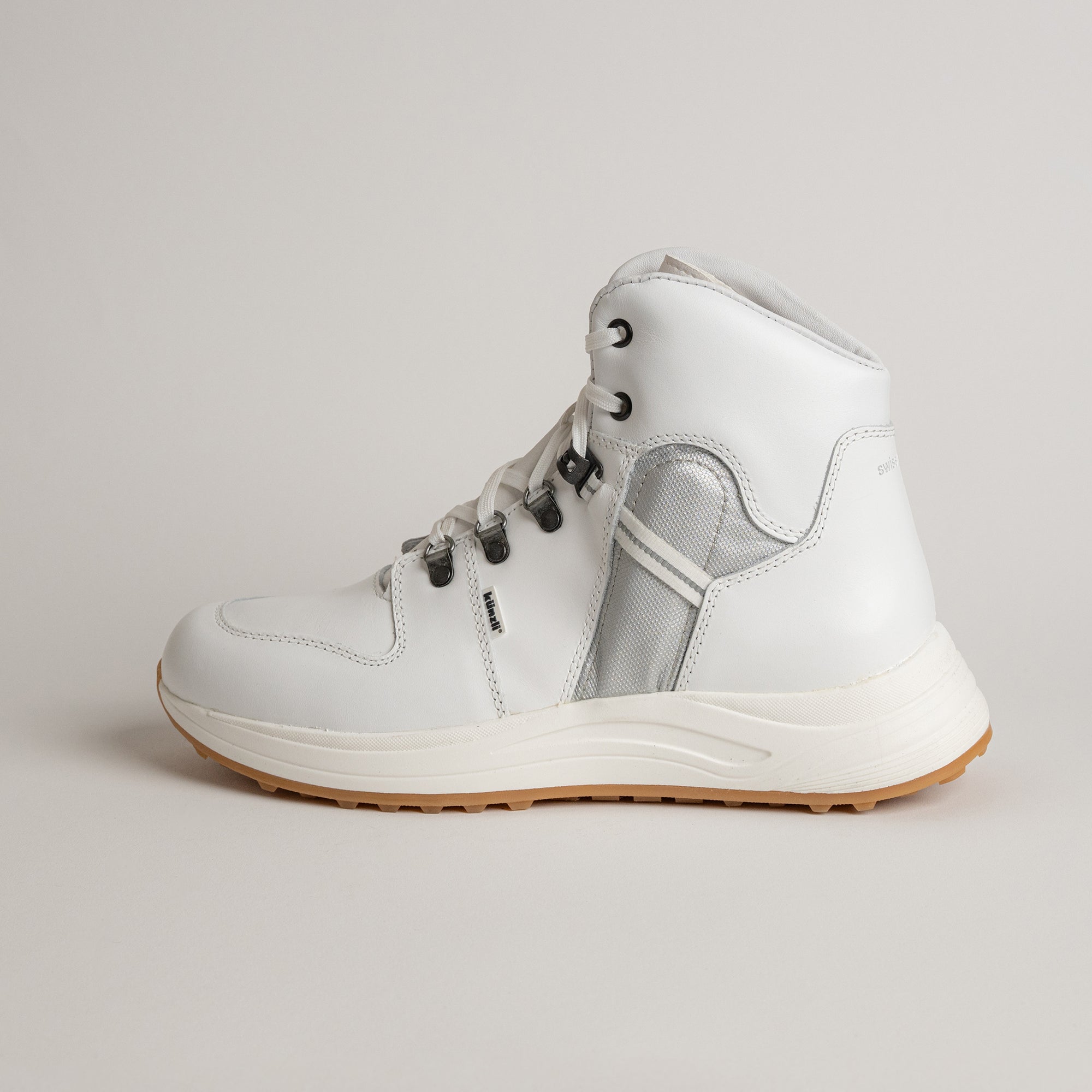 Weißer Lederstiefel von Kuenzli Schuhe mit silbernen Details auf hellem Hintergrund.