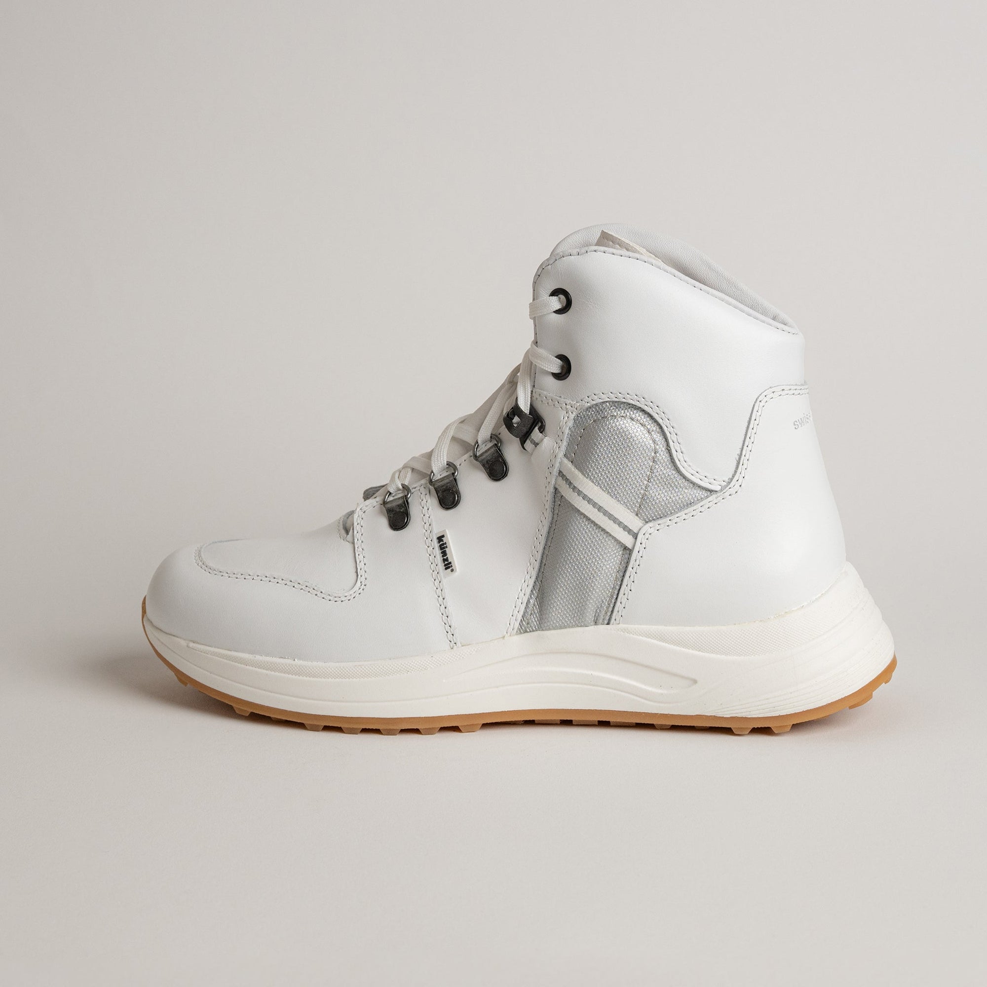 Weißer Kuenzli Schuhe Stiefel mit silbernen Details, ideal für Outdoor-Aktivitäten.