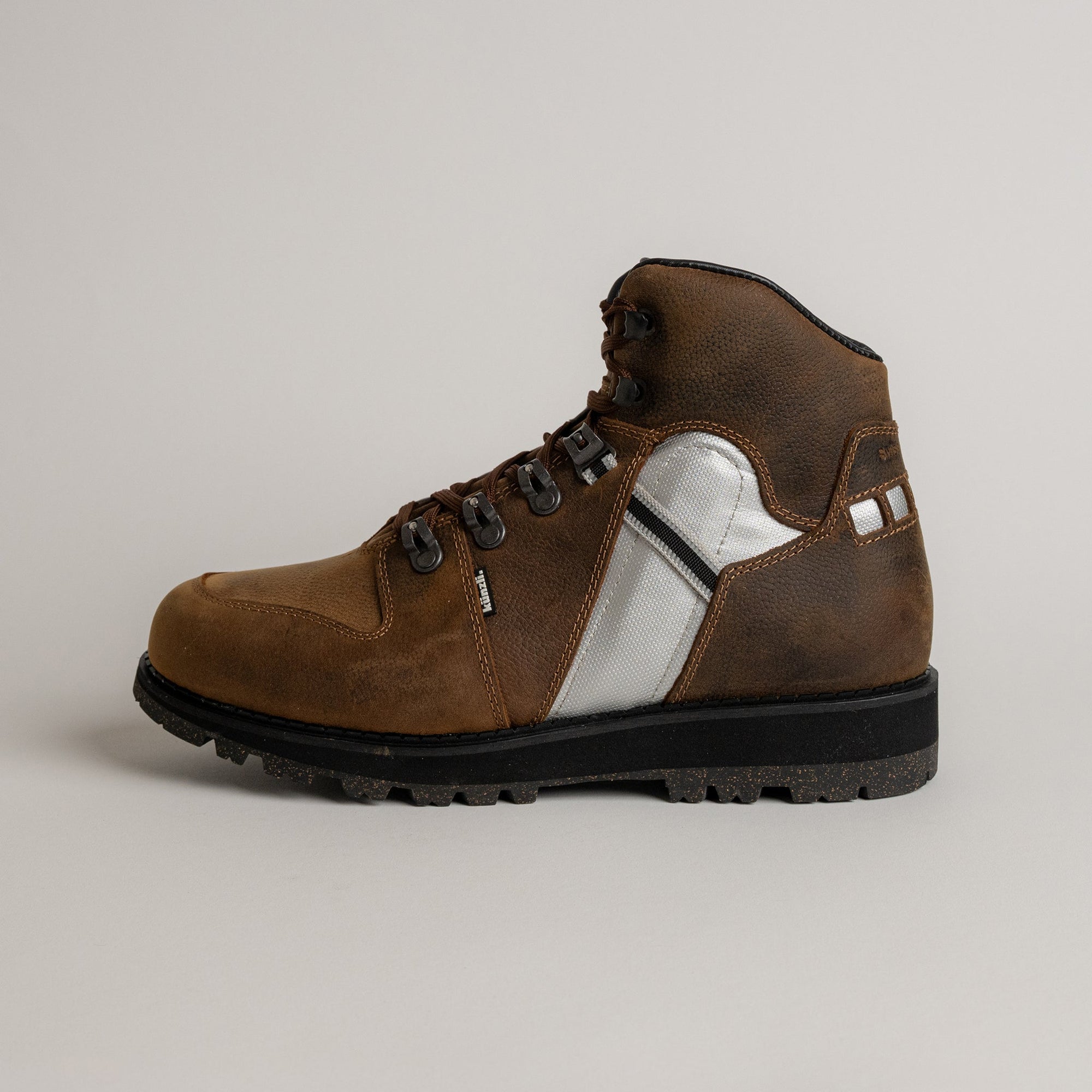 Ein brauner Wanderschuh von Kuenzli Schuhe aus Leder mit robustem Profil.