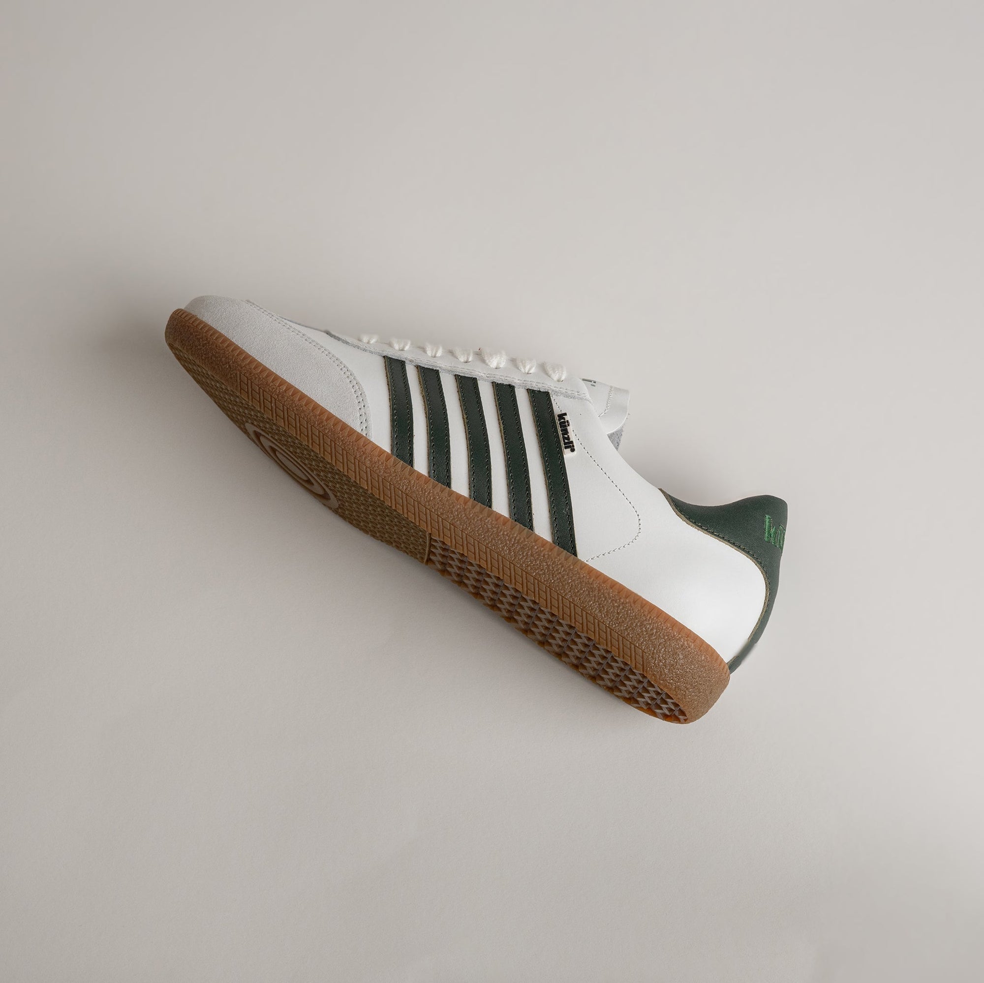 Weiß-grüner Kuenzli Schuhe Sneaker mit brauner Sohle, ideal für sportliche Aktivitäten.