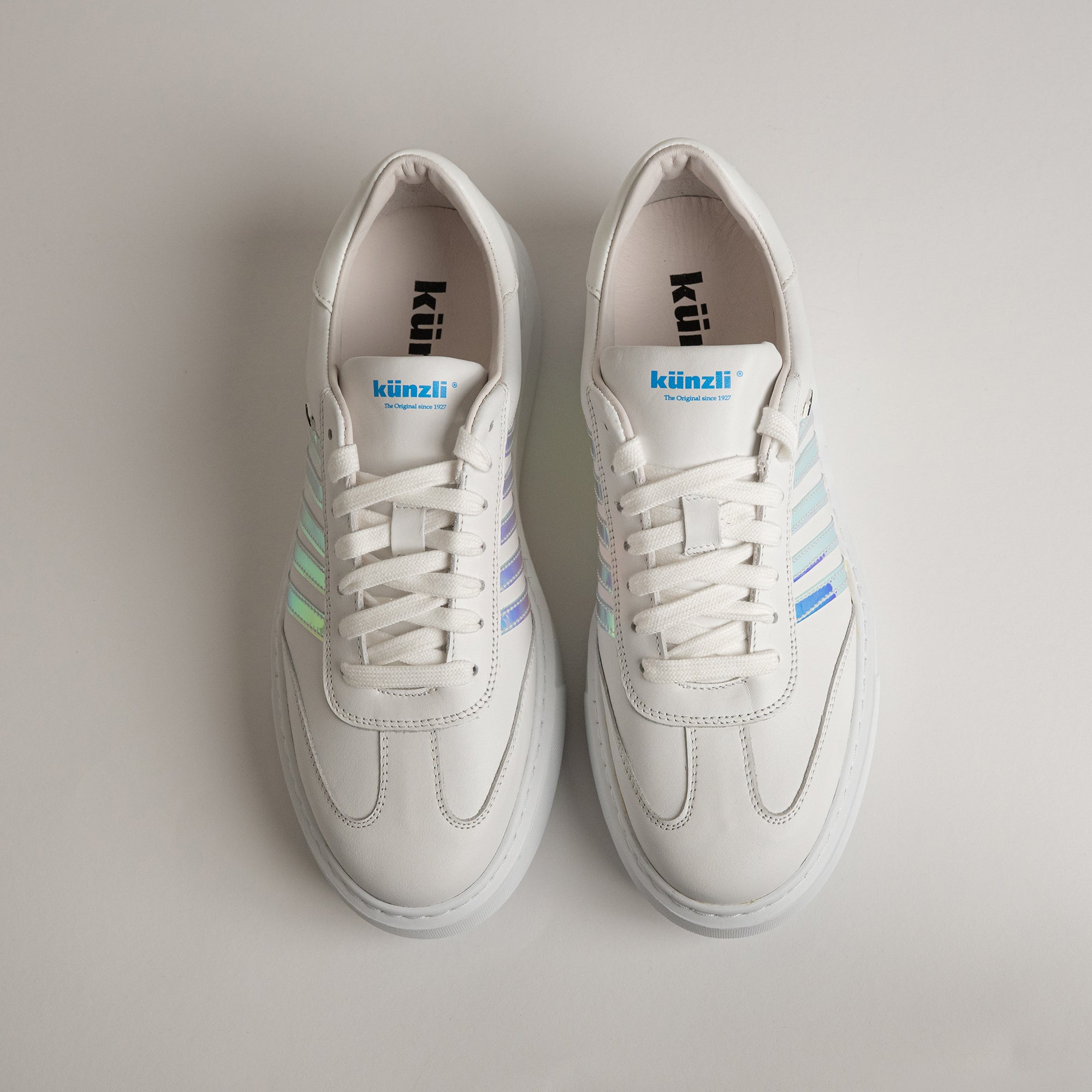 Weiße Kuenzli Schuhe mit schimmernden Streifen, ideal für modische Freizeitaktivitäten.