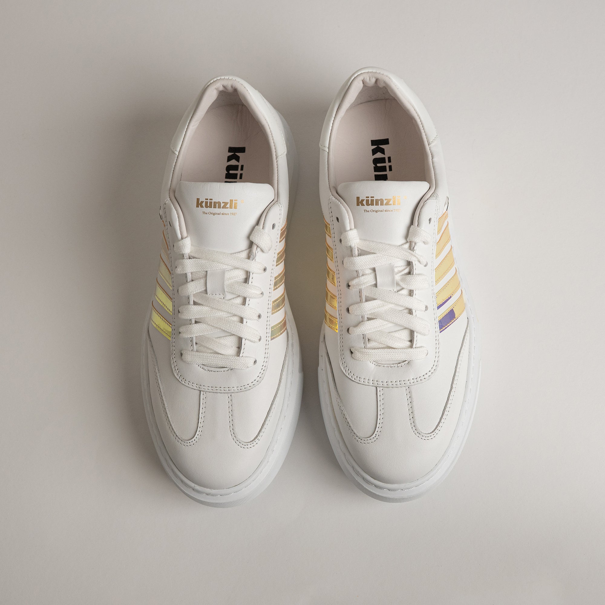 Weiße Kuenzli Schuhe mit bunten Streifen, ideal für modische Freizeitaktivitäten.