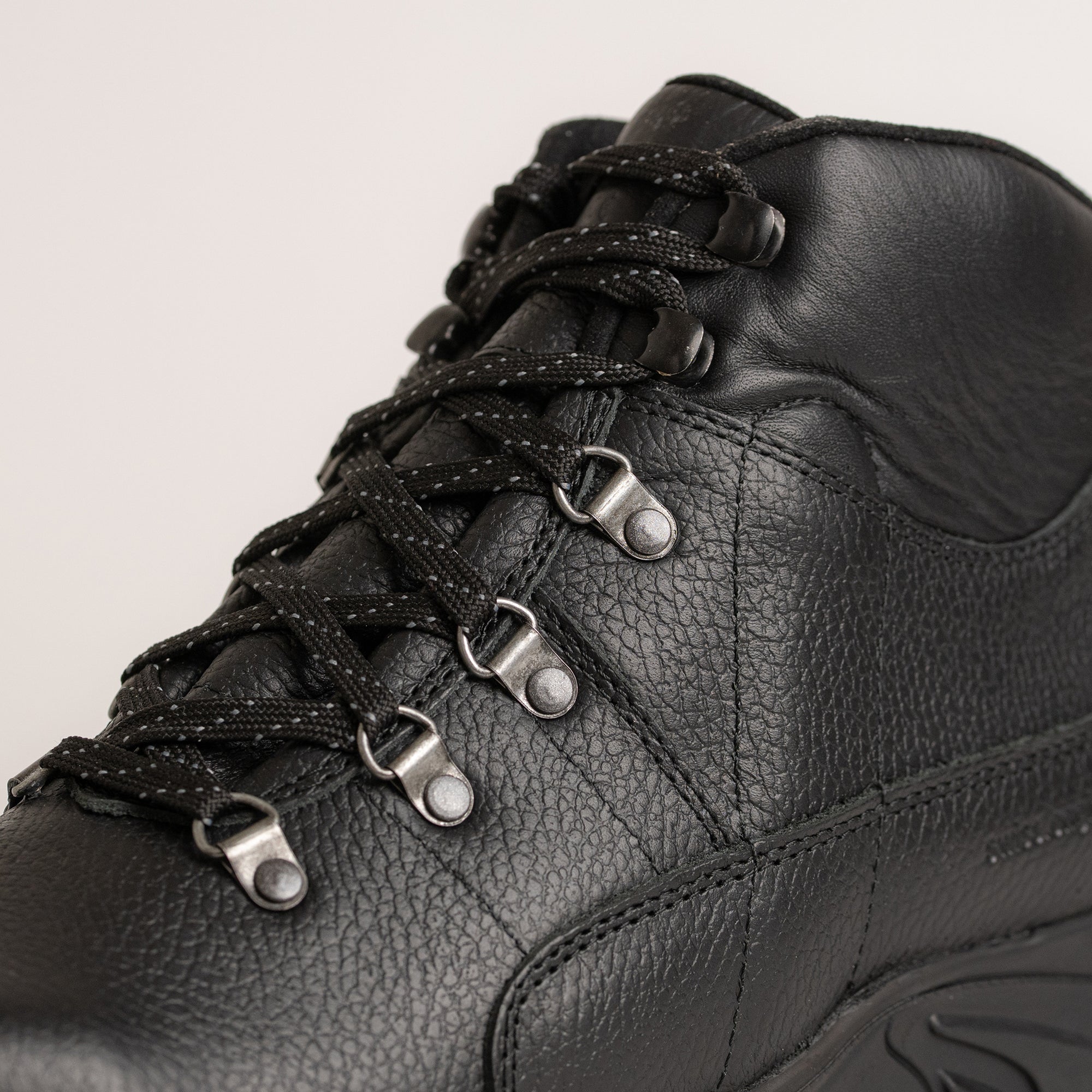 Schwarzer Lederstiefel von Kuenzli Schuhe mit robusten Schnürsenkeln und Metallösen.