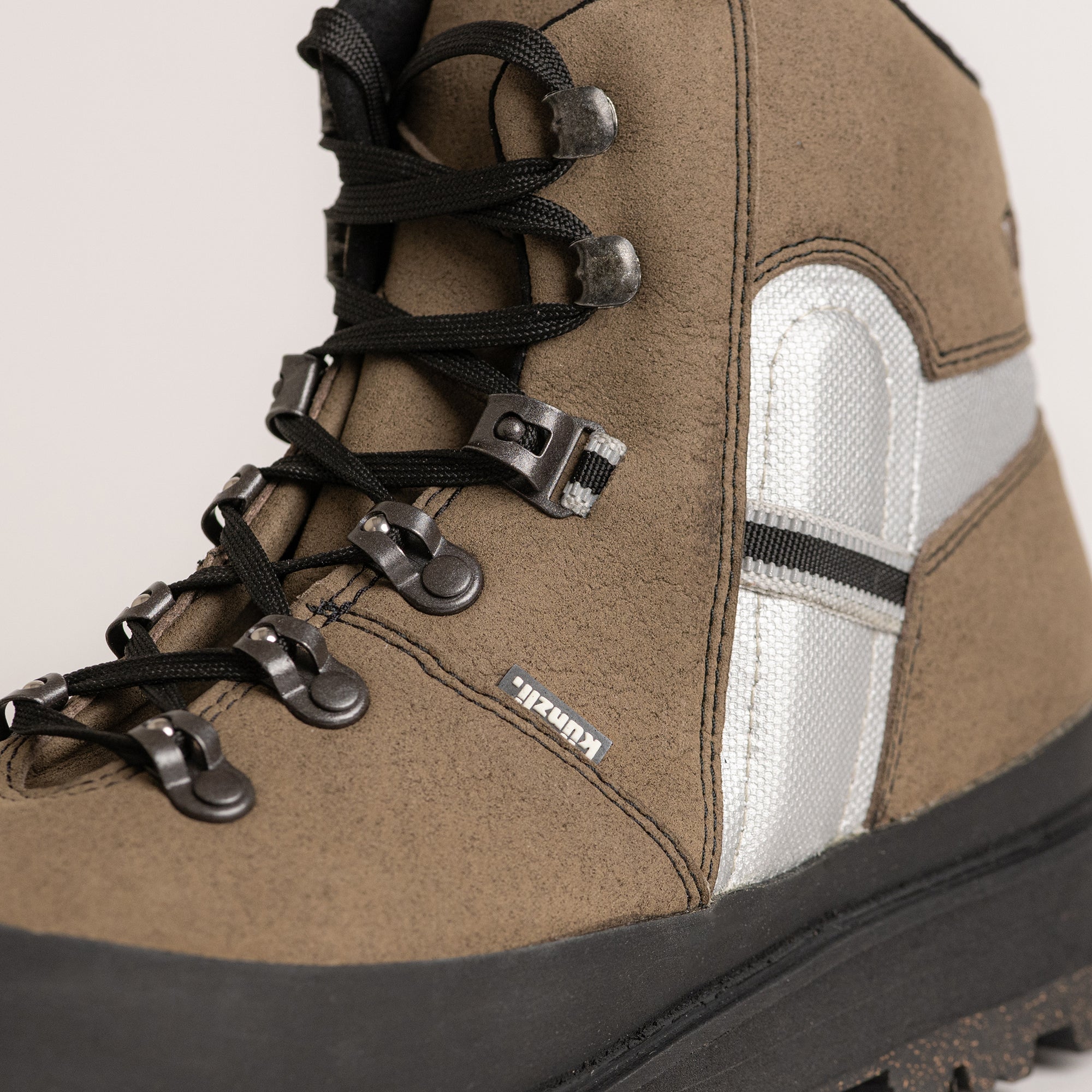 Nahaufnahme eines braunen Wanderschuhs von Kuenzli Schuhe mit robusten Schnürsenkeln.