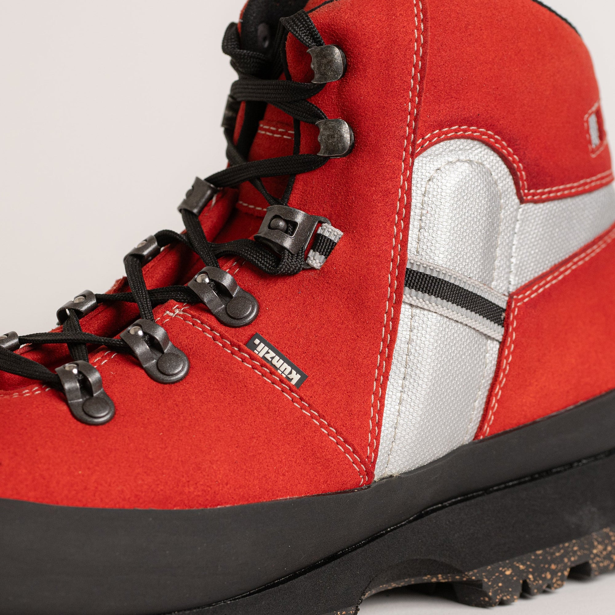 Roter Wanderschuh von Kuenzli Schuhe mit robusten Schnürsenkeln und strapazierfähiger Sohle.