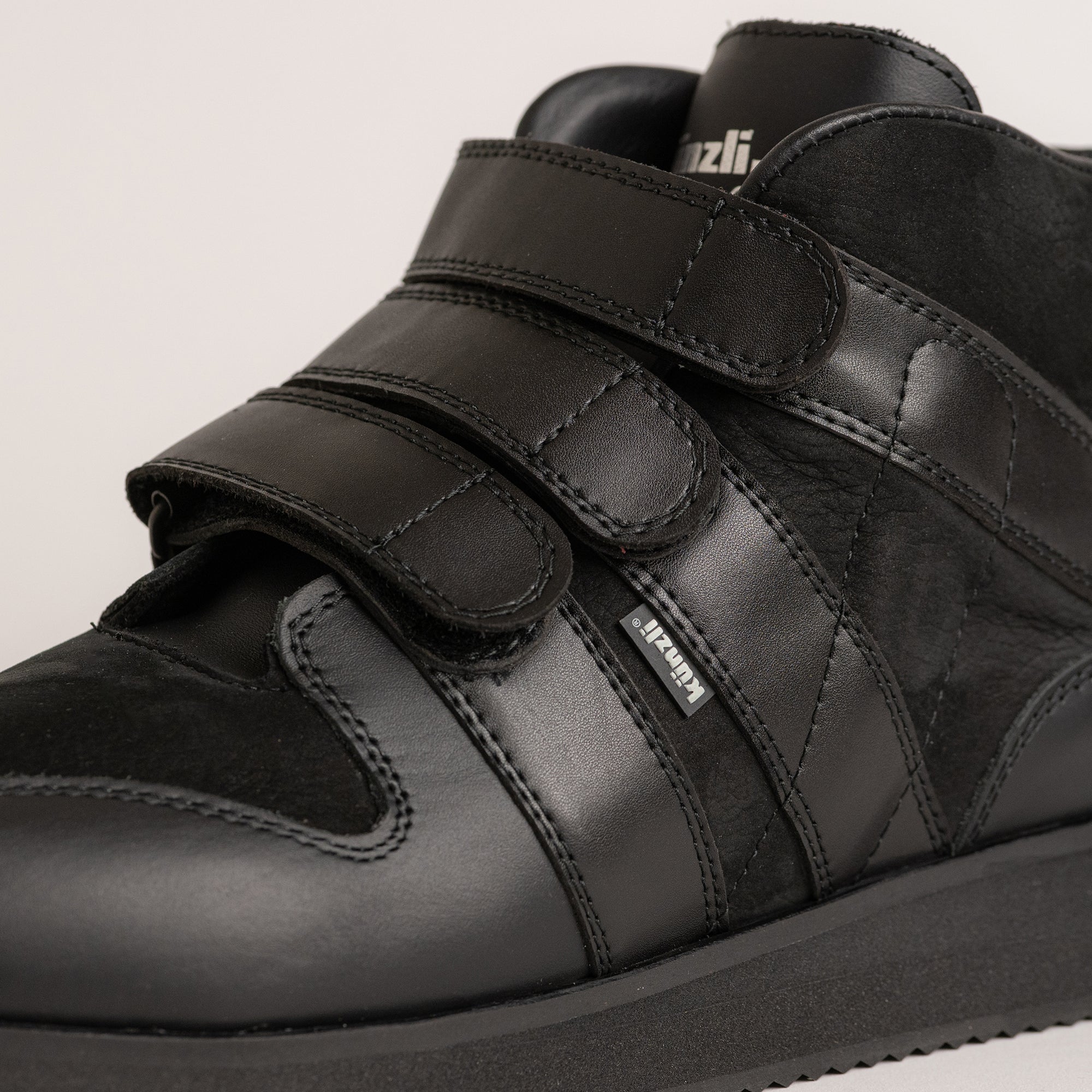 Schwarzer Lederschuh von Kuenzli Schuhe mit Klettverschluss, ideal für stilvolle Freizeitaktivitäten.