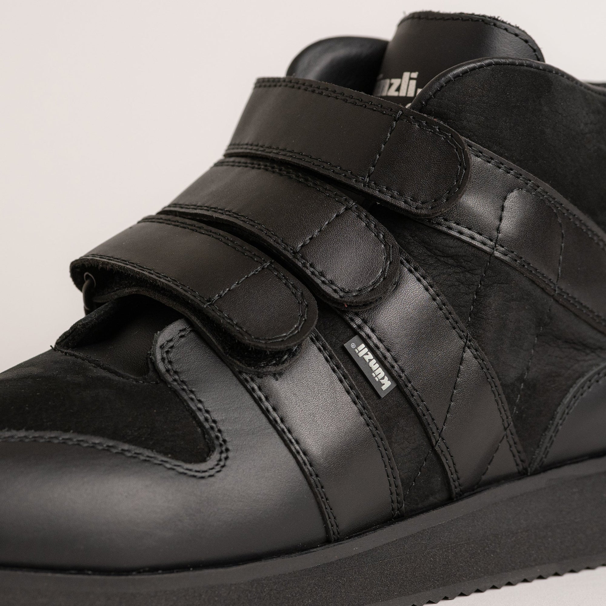 Schwarzer Lederschuh von Kuenzli Schuhe mit Klettverschluss, ideal für Outdoor-Aktivitäten.