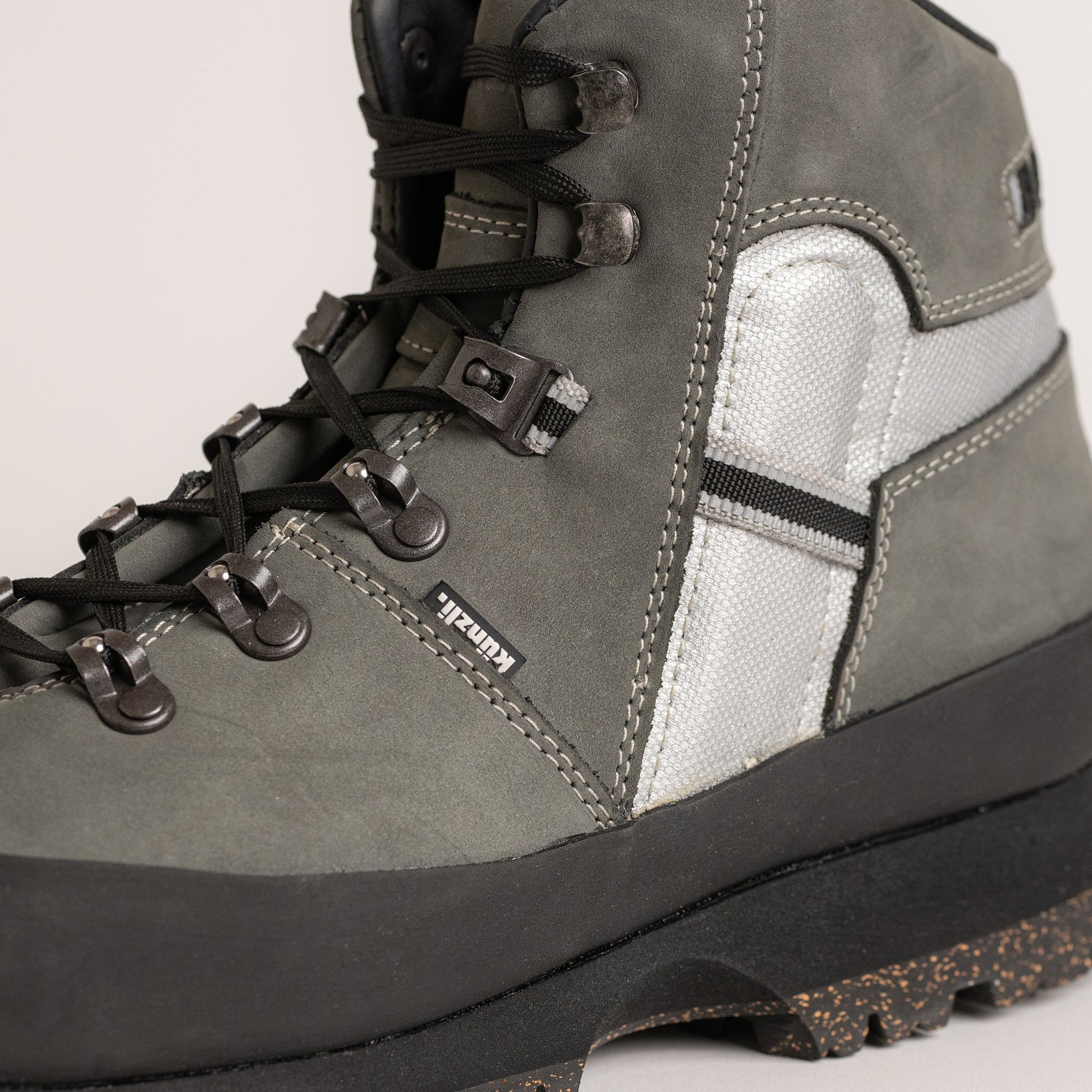 Grauer Wanderstiefel von Kuenzli Schuhe aus Leder und Textil für Outdoor-Abenteuer.