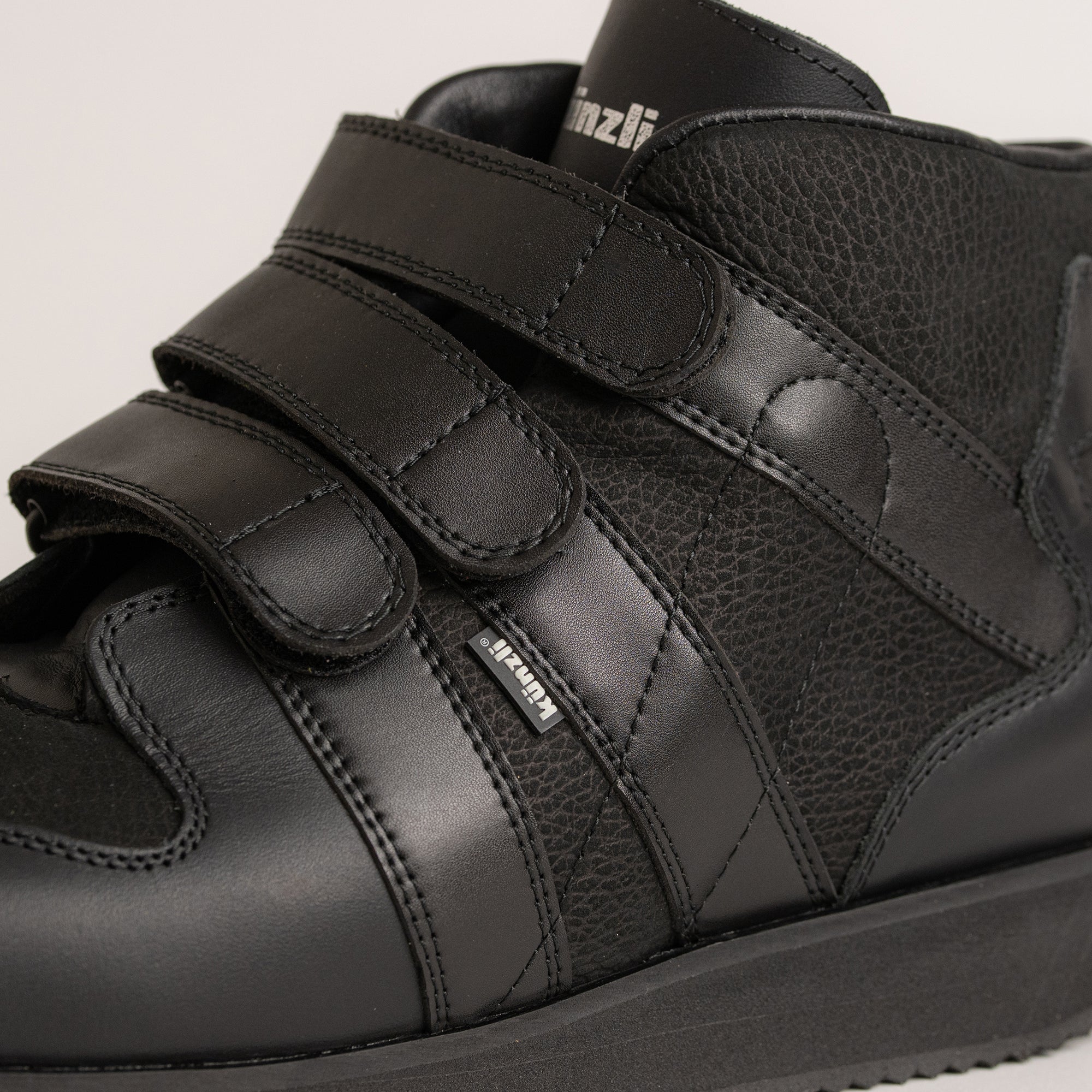 Schwarzer Lederschuh von Kuenzli Schuhe mit Klettverschluss, ideal für stilvolle Freizeitaktivitäten.