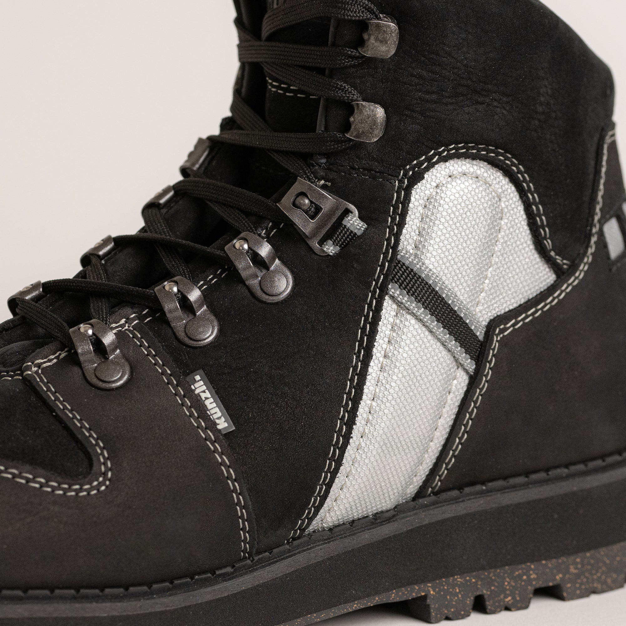 Schwarzer Wanderschuh von Kuenzli Schuhe mit robusten Schnürsenkeln und kontrastierenden Nähten.
