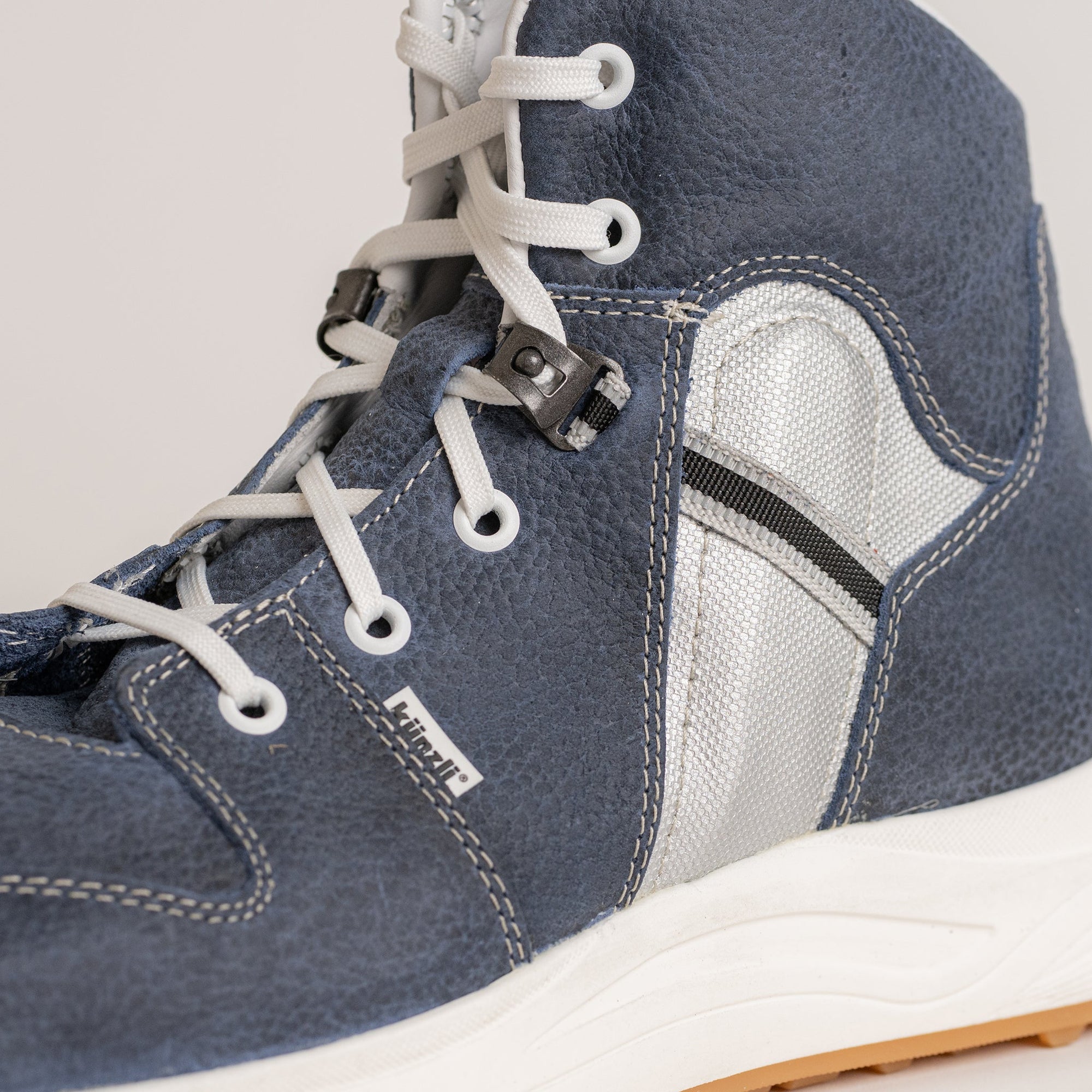 Ein blauer Kuenzli Schuhe Sneaker aus Leder mit weißen Schnürsenkeln.