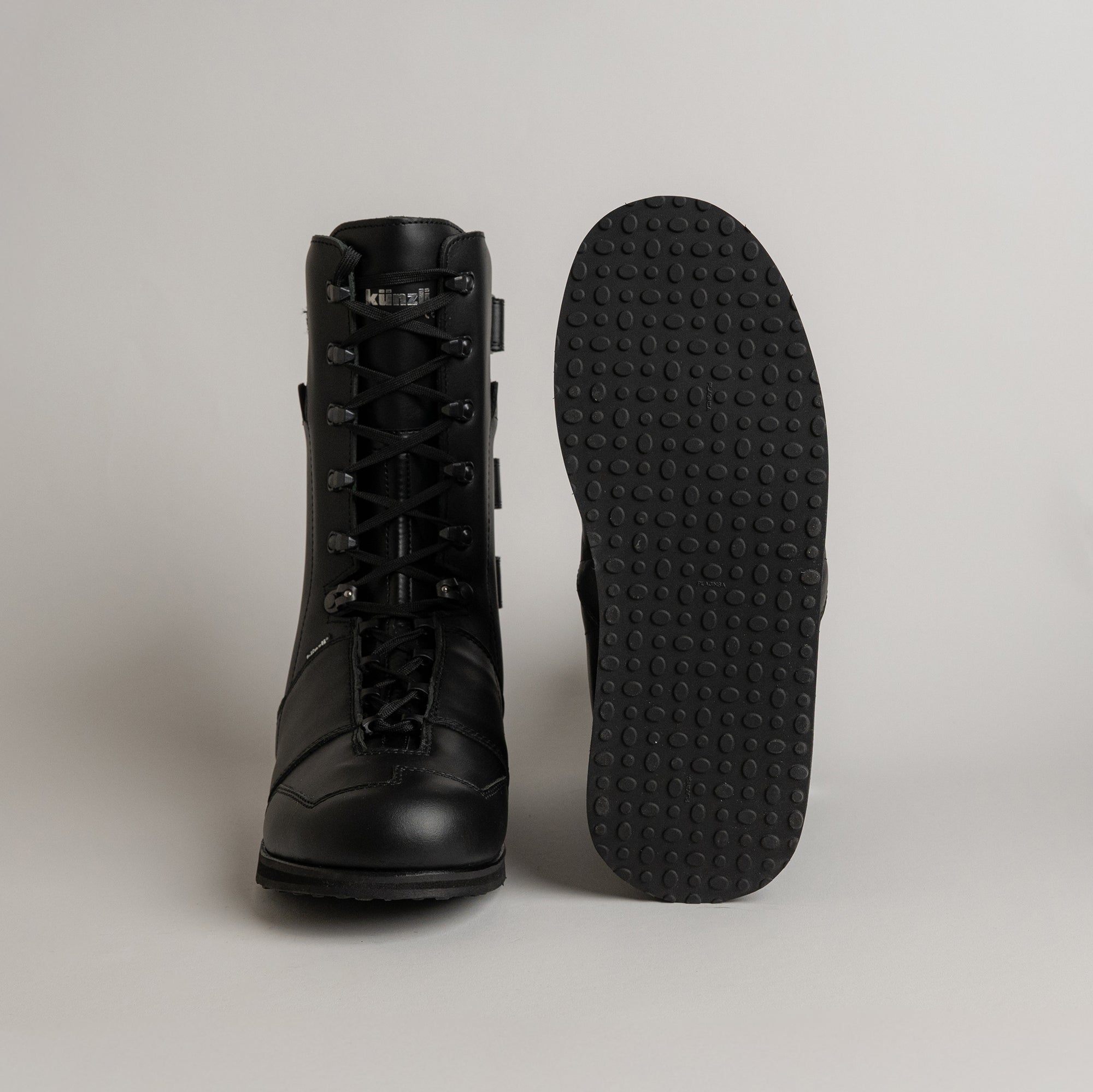 Schwarze Lederstiefel von Kuenzli Schuhe mit robuster Sohle, ideal für Outdoor-Aktivitäten.