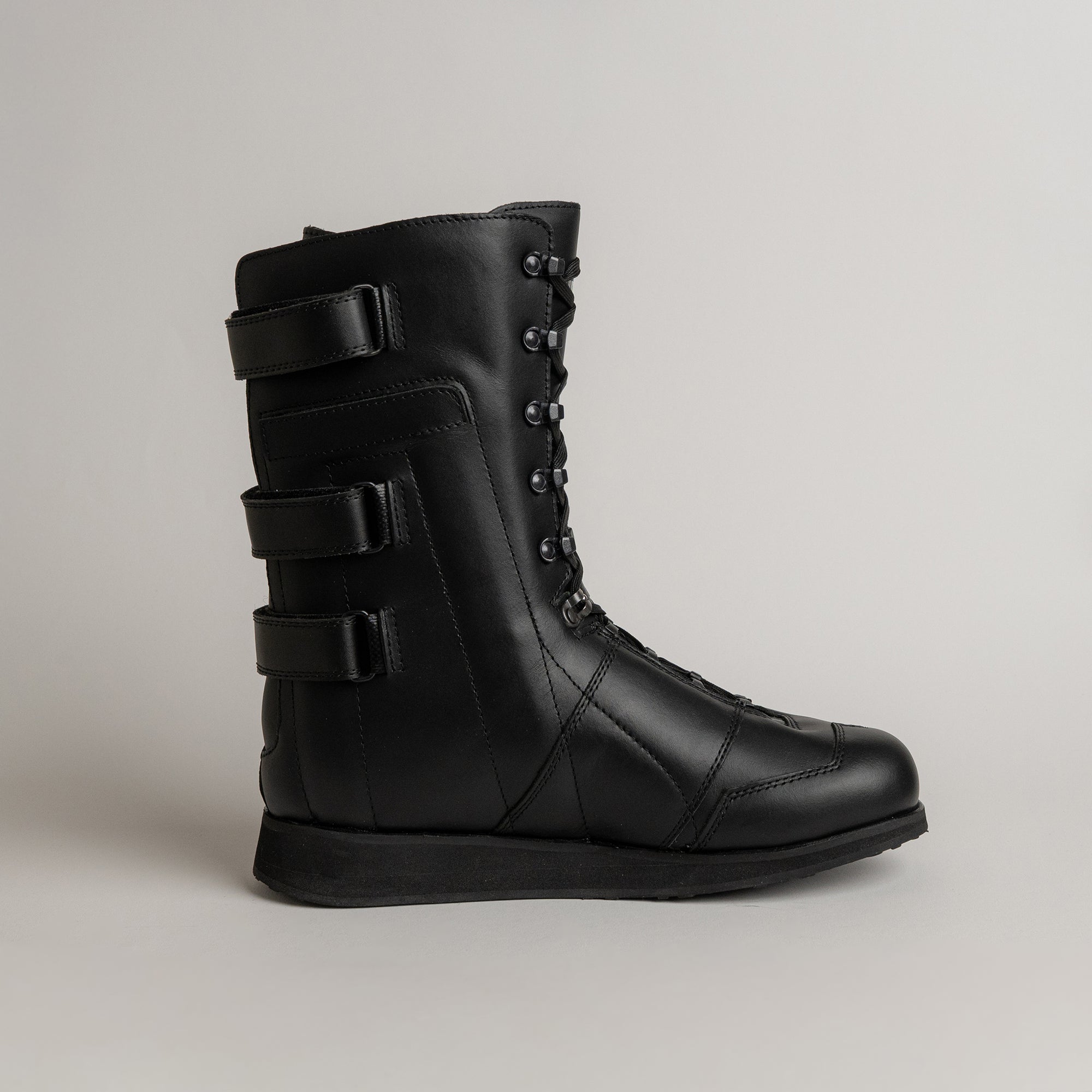 Schwarzer Lederstiefel von Kuenzli Schuhe mit Schnürung und Klettverschlüssen, ideal für Outdoor-Aktivitäten.