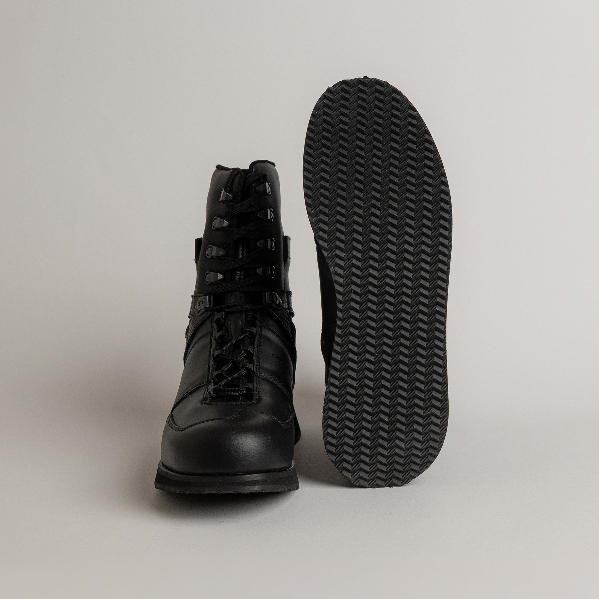 Schwarzer Lederstiefel von Kuenzli Schuhe mit robuster Sohle, ideal für Outdoor-Aktivitäten.