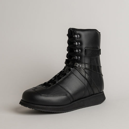 Schwarzer Lederstiefel von Kuenzli Schuhe, ideal für Outdoor-Aktivitäten und robustes Gelände.