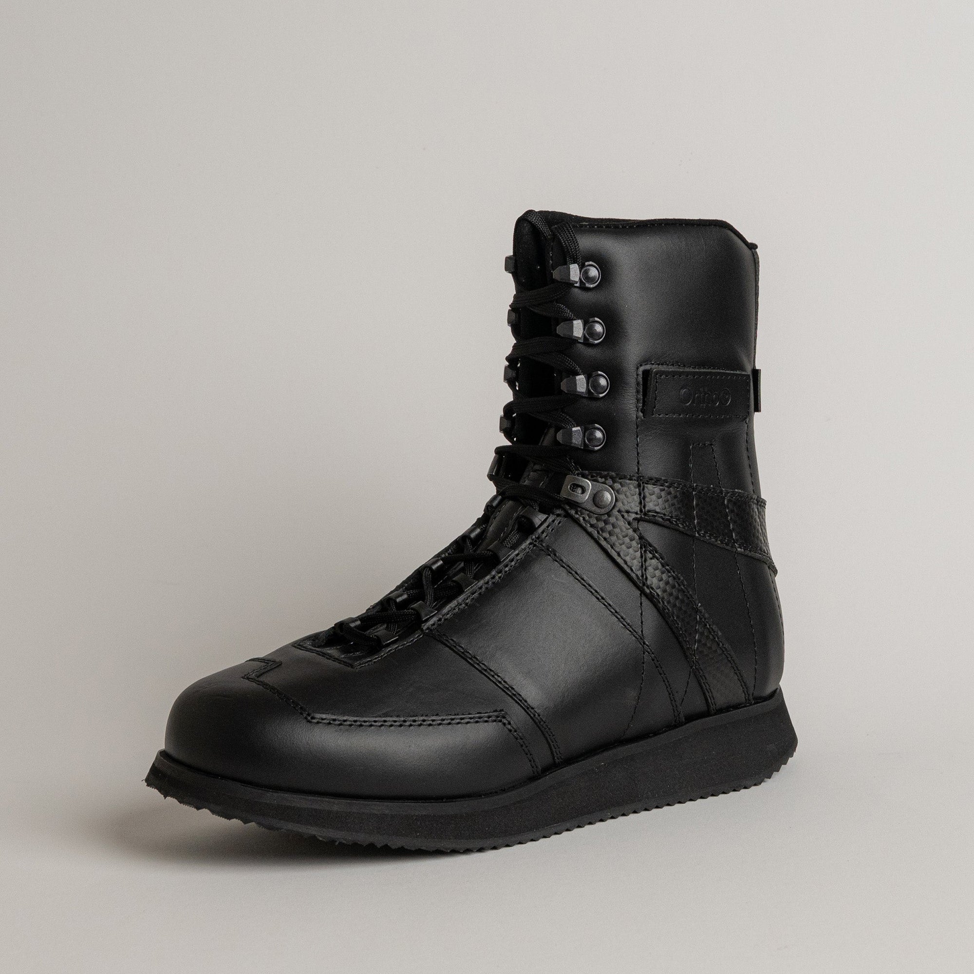 Schwarzer Lederstiefel von Kuenzli Schuhe, ideal für Outdoor-Aktivitäten und Waldtraining.