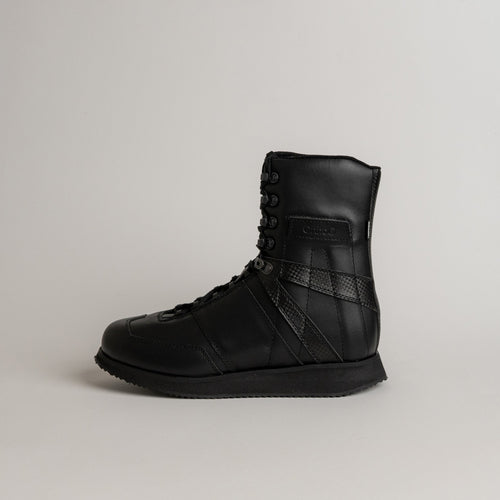 Schwarzer Lederstiefel von Kuenzli Schuhe, ideal für Outdoor-Aktivitäten und Waldtraining.