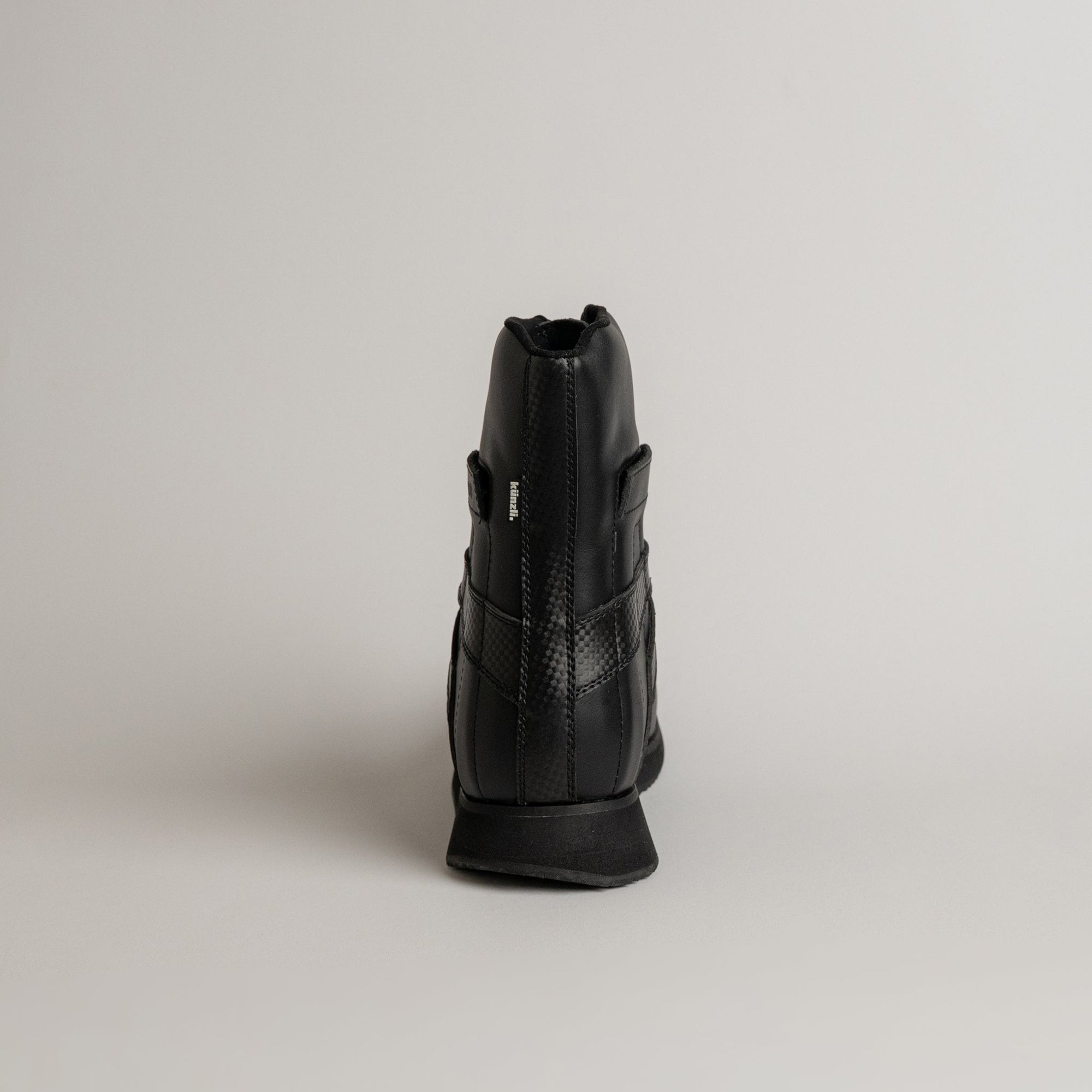 Schwarzer Kuenzli Schuh aus Leder, Rückansicht, auf neutralem Hintergrund fotografiert.