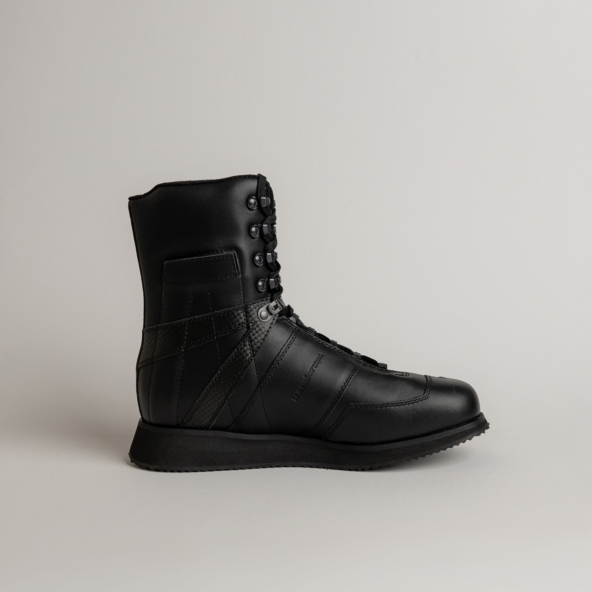 Schwarzer Lederstiefel von Kuenzli Schuhe, seitlich fotografiert, auf hellem Hintergrund.