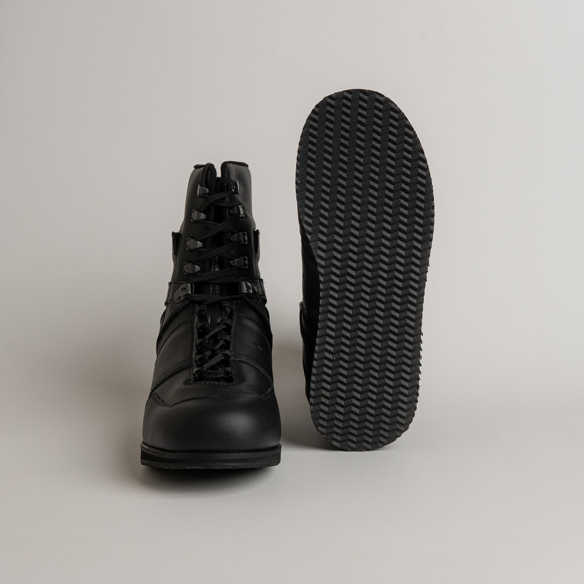 Schwarze Kuenzli Schuhe aus Leder mit robuster Sohle, ideal für Outdoor-Aktivitäten.