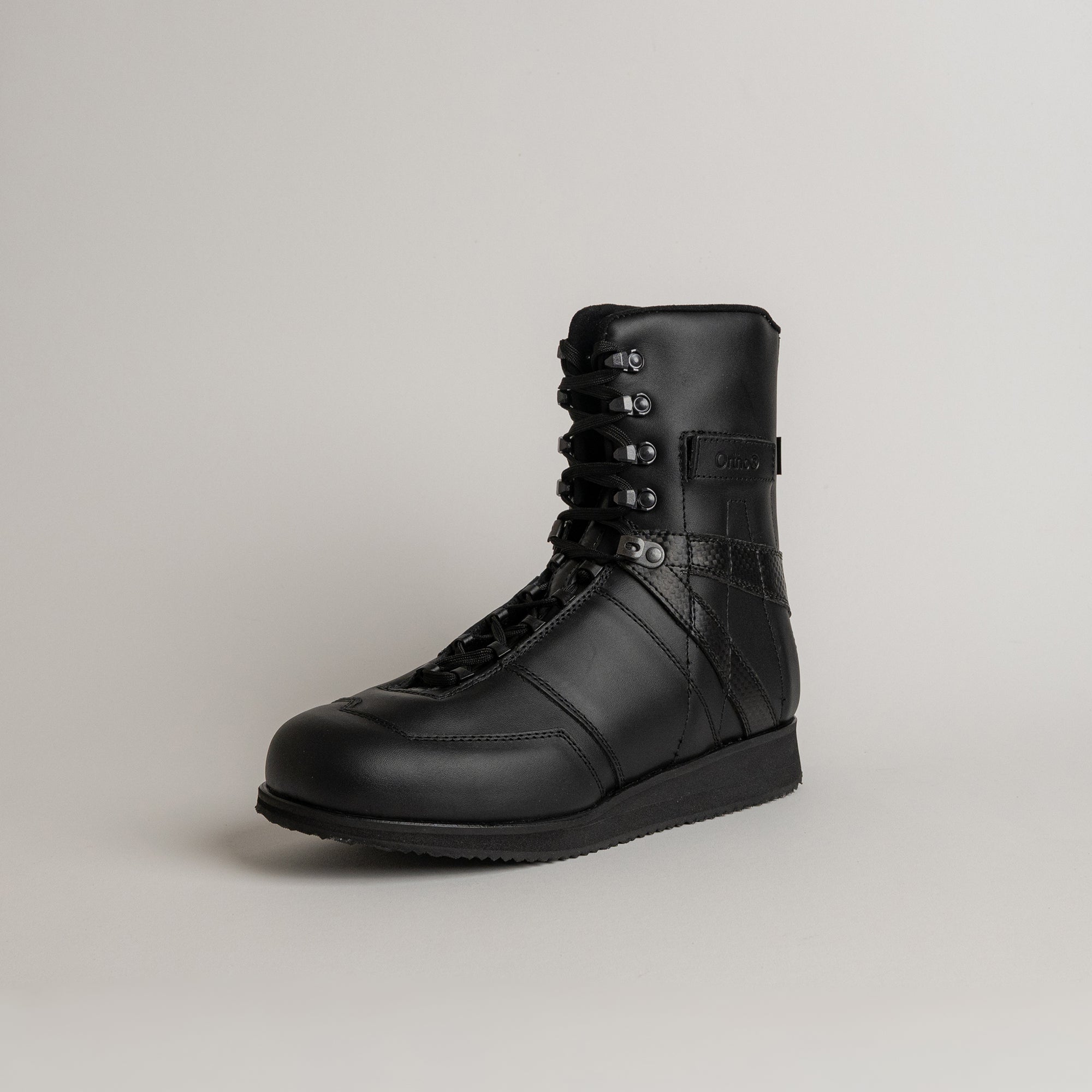 Schwarzer Lederstiefel von Kuenzli Schuhe, ideal für Outdoor-Aktivitäten und robusten Einsatz.